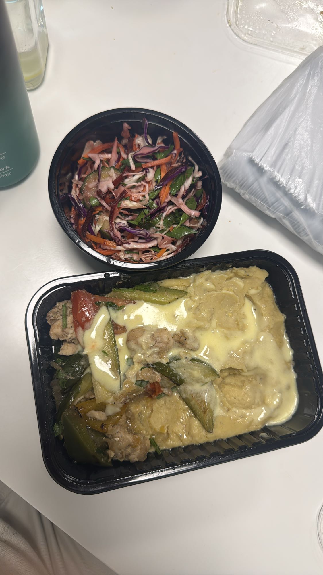 овощи с курицей и салатом