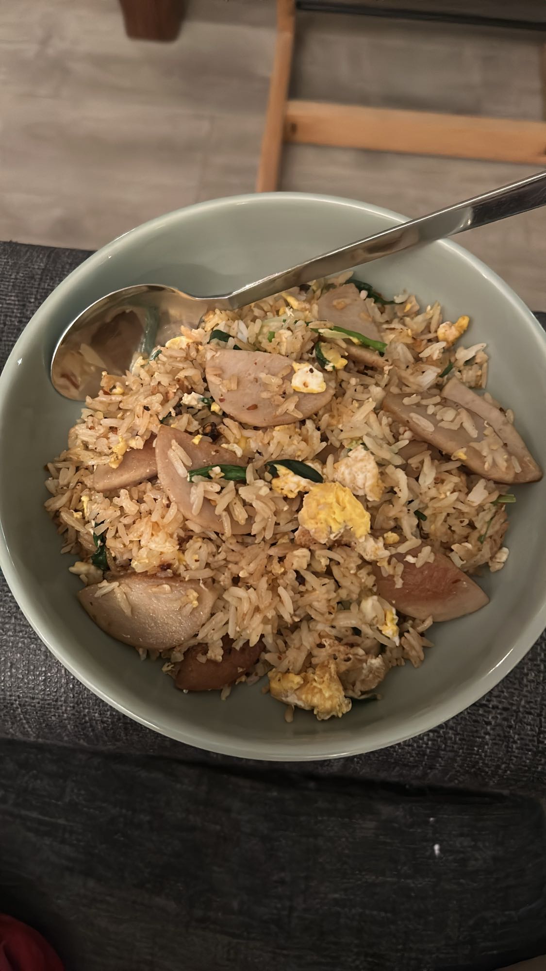 Stekt ris med pølse og egg