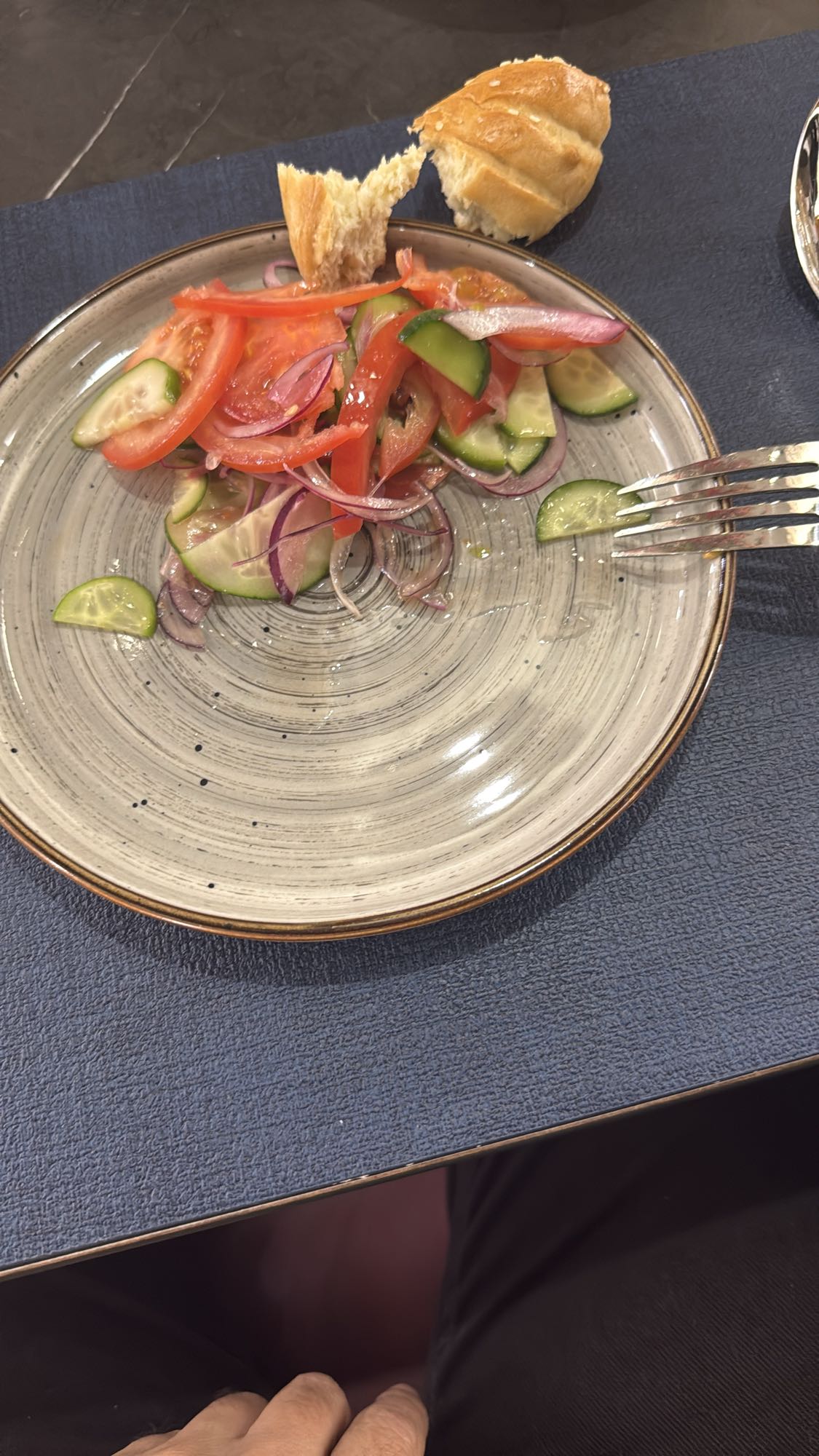 Овощной салат с хлебом