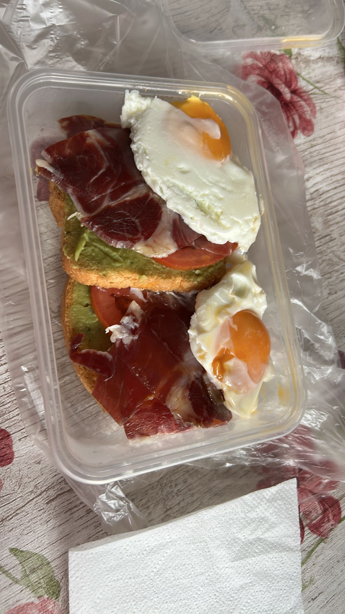Tostadas con jamón, huevo y aguacate