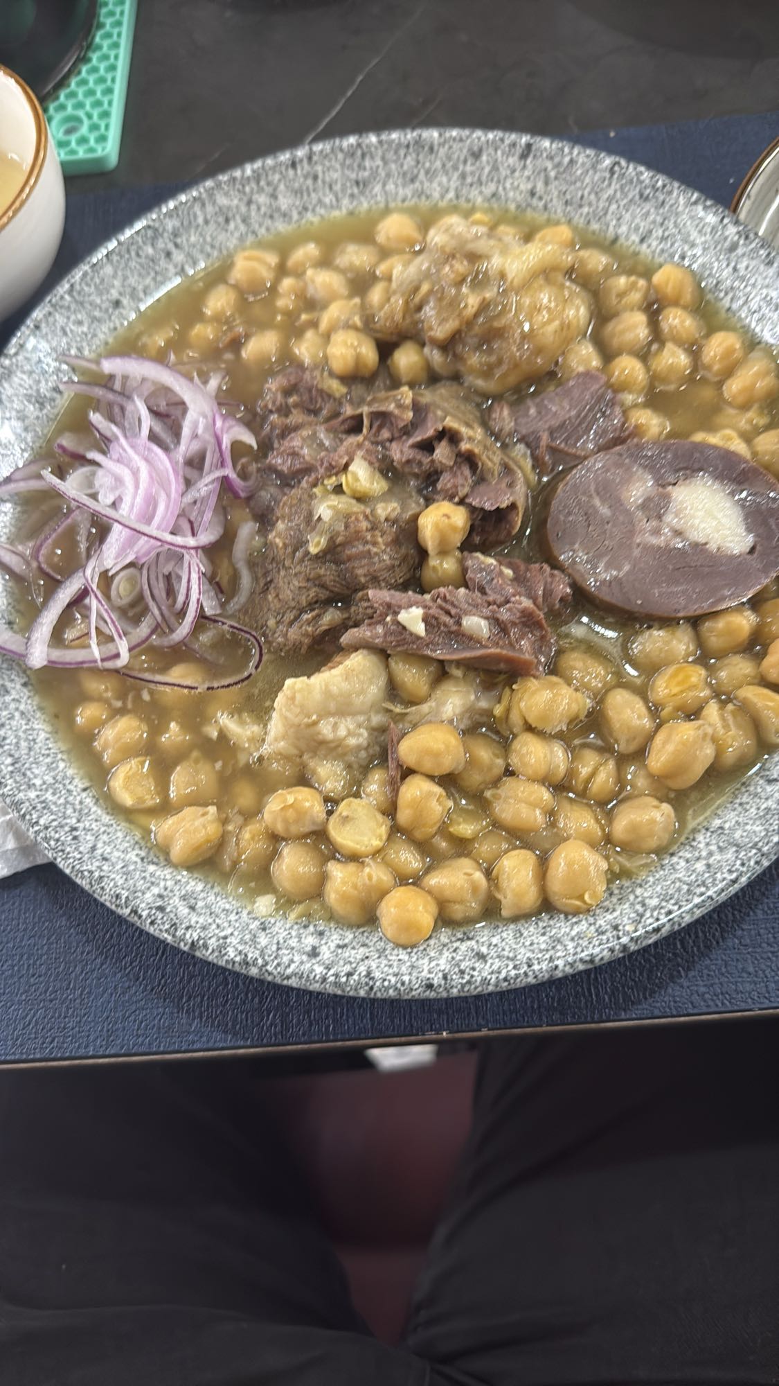 нут с мясом и луком