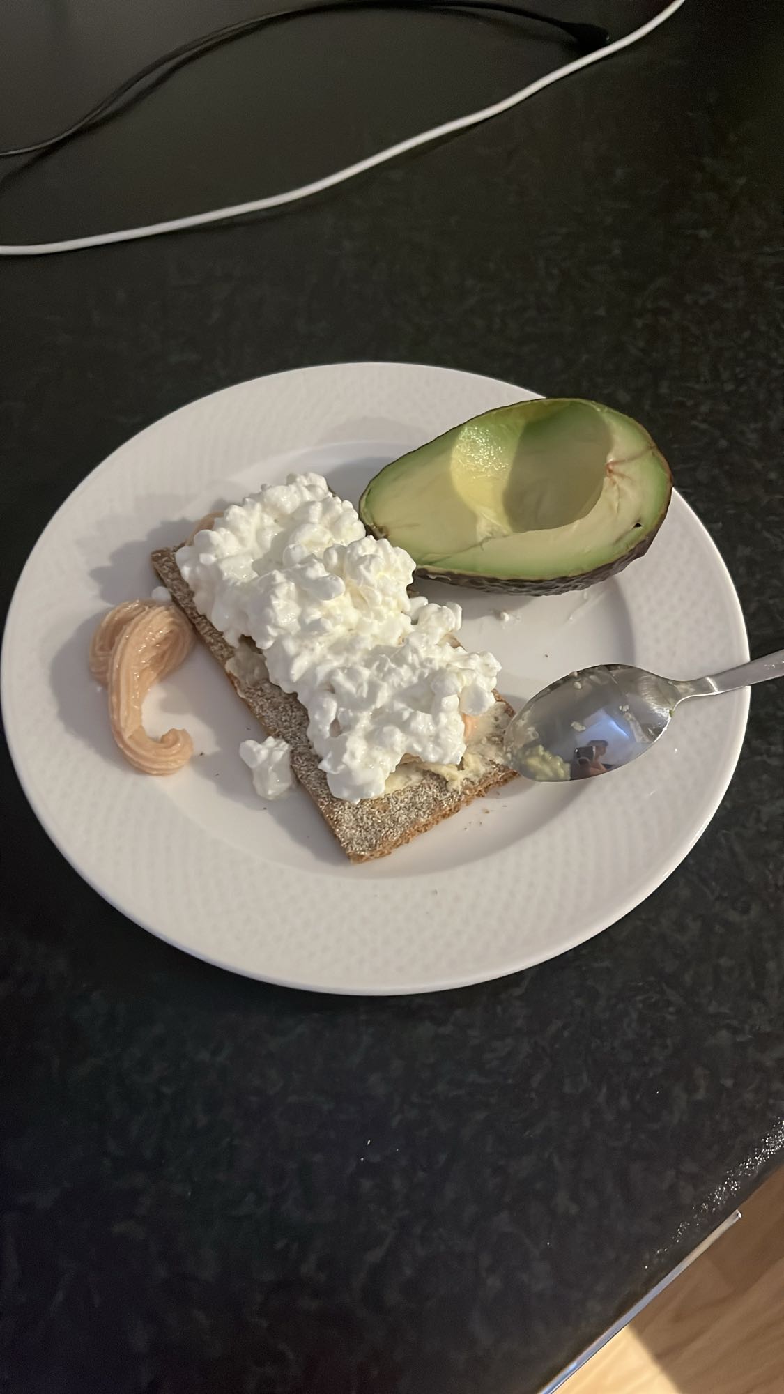 Knäckebröd med avokado och keso