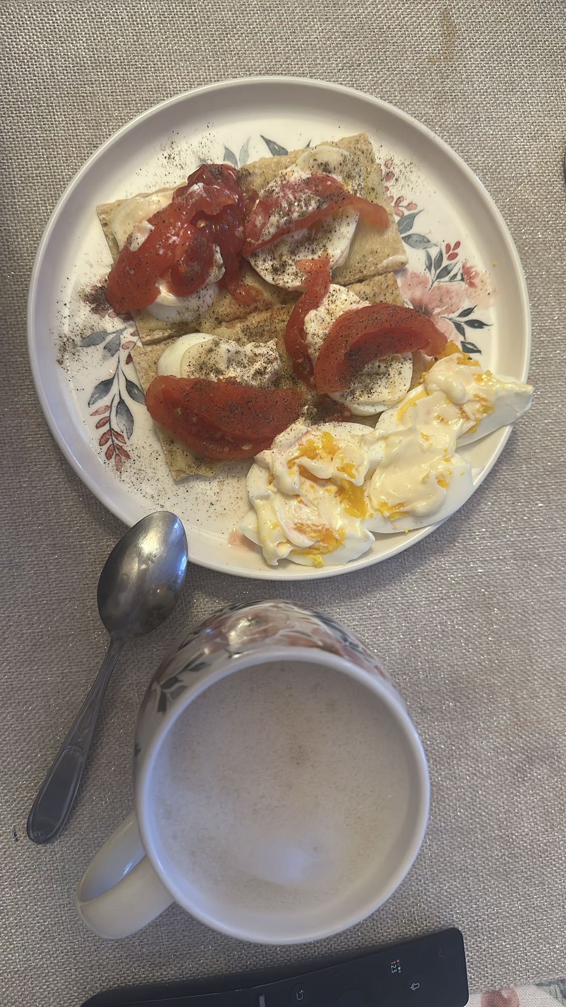 Jajka z pomidorem i kawą