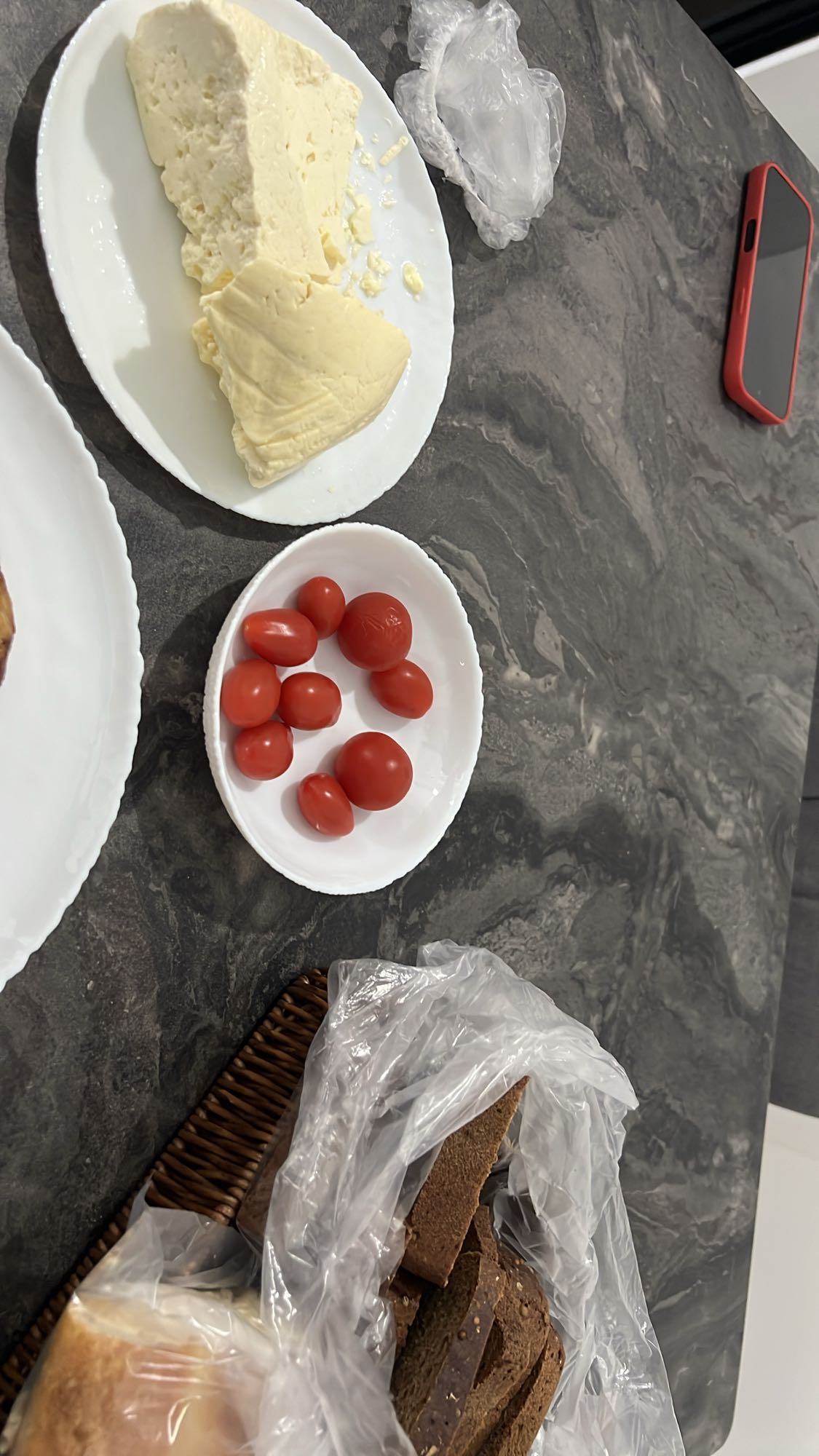 պանիր, լոլիկ, սև հաց