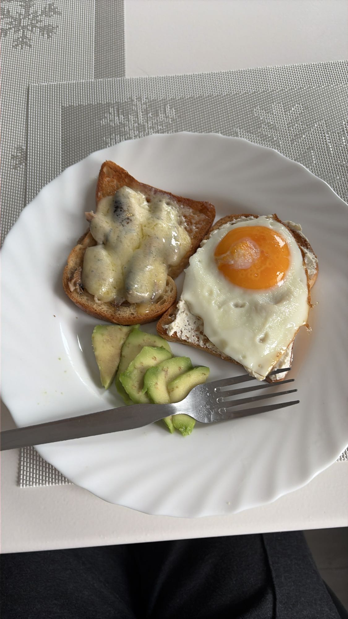 Тосты с яйцом и авокадо