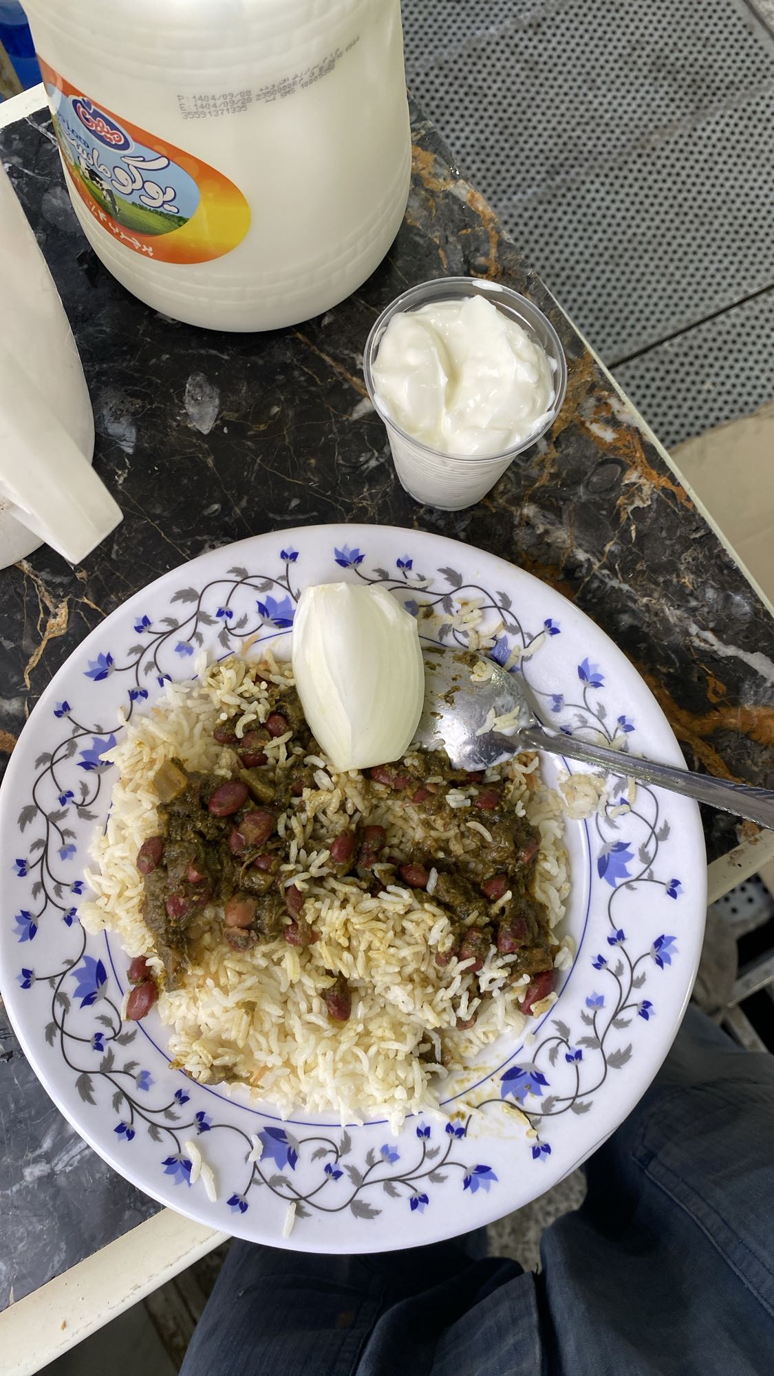 Rice with stew and yogurt