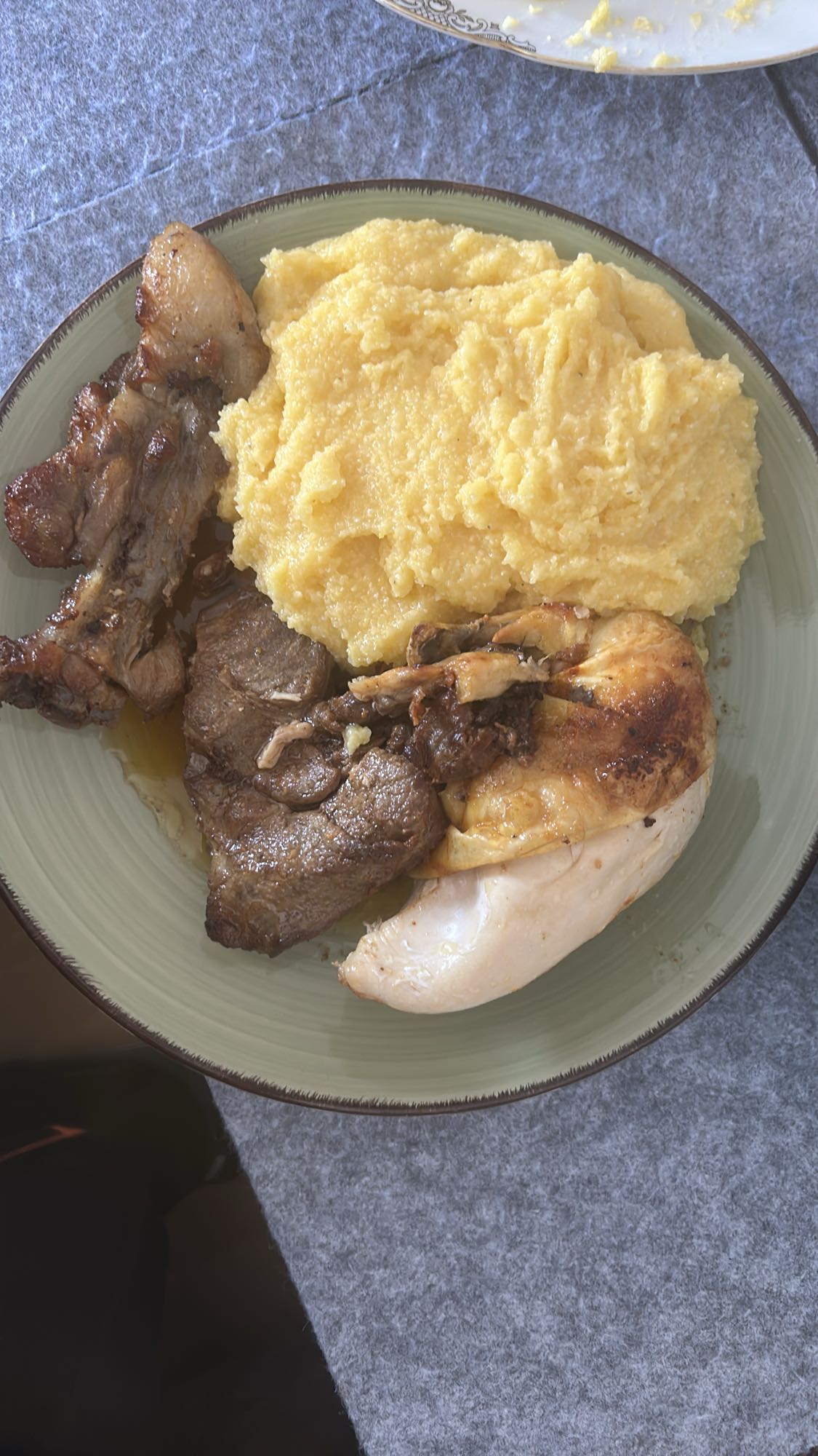 Polenta con carnes asadas