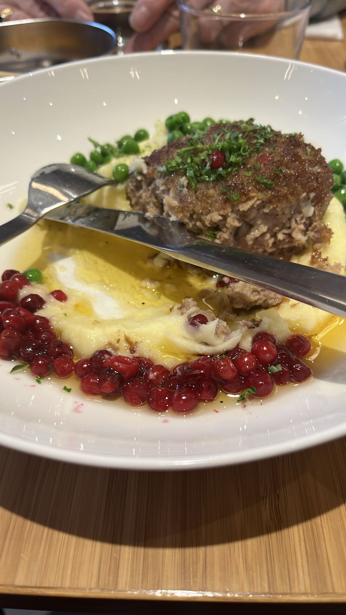 Pannbiff med mos och lingon