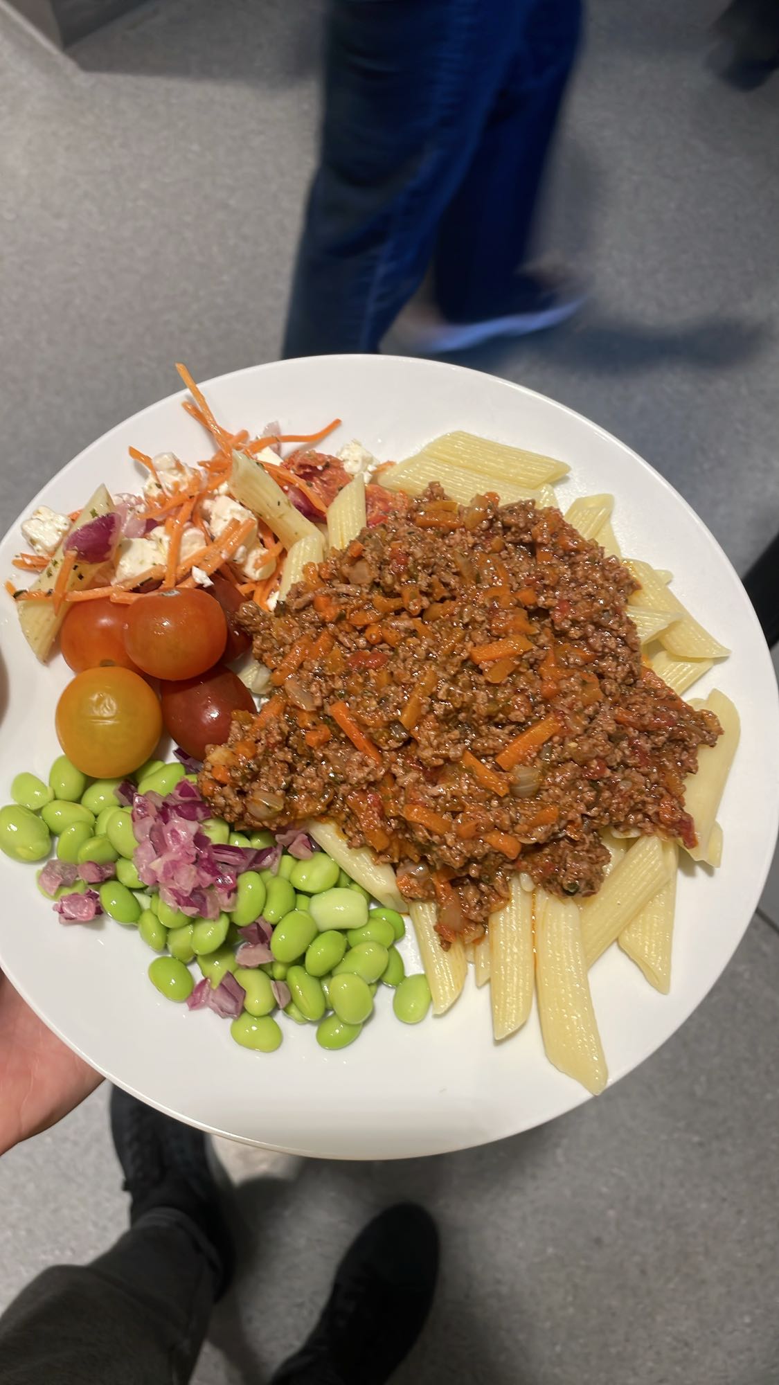 Pasta med köttfärssås och sallad