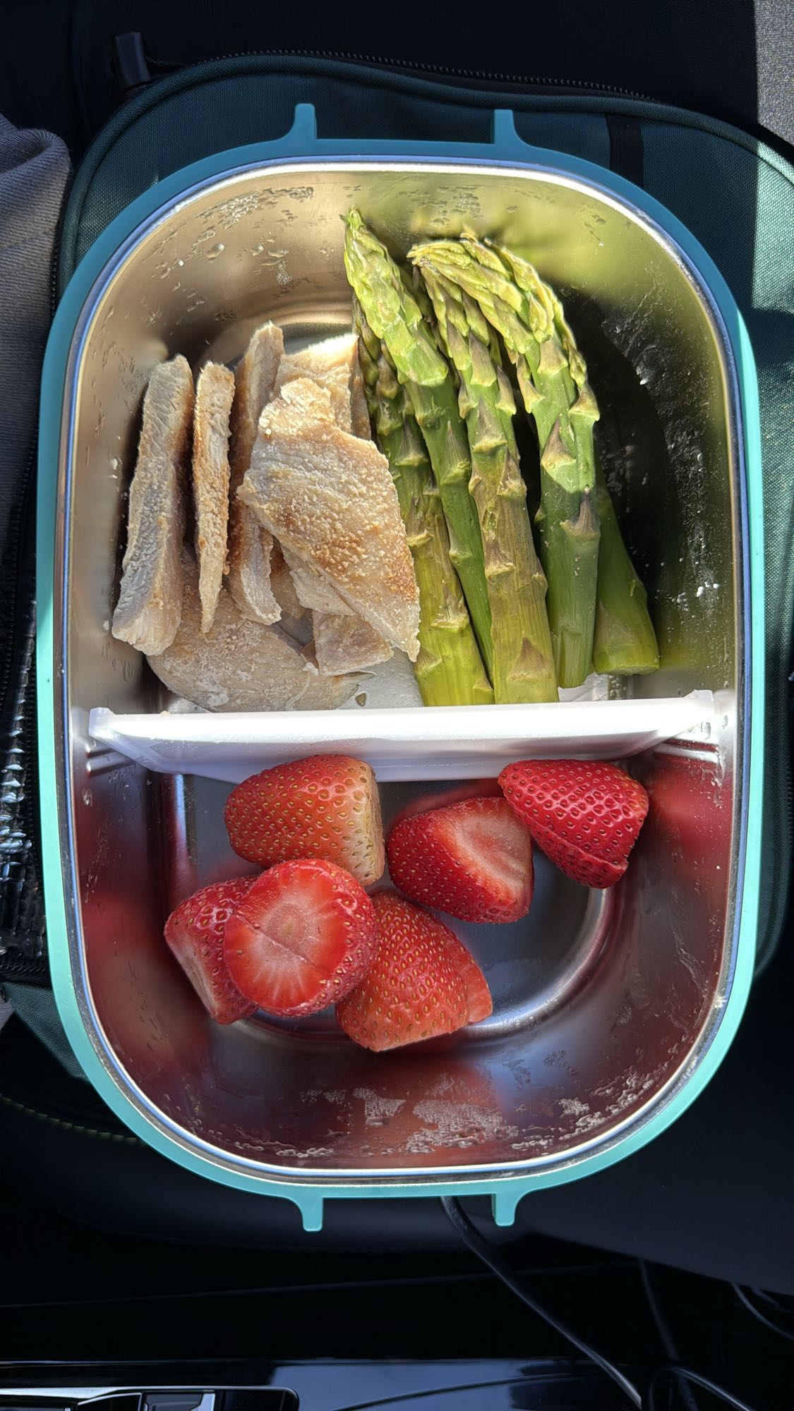 Pui, sparanghel și căpșuni