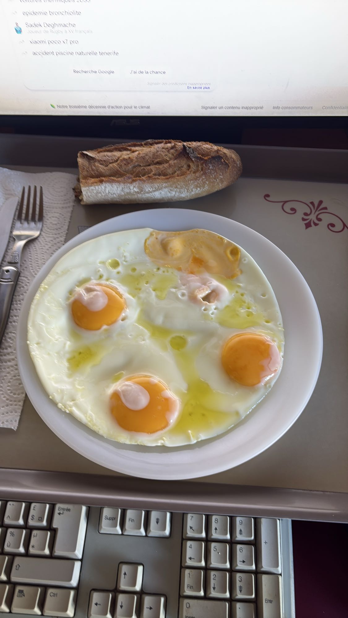 Oeufs au plat et baguette