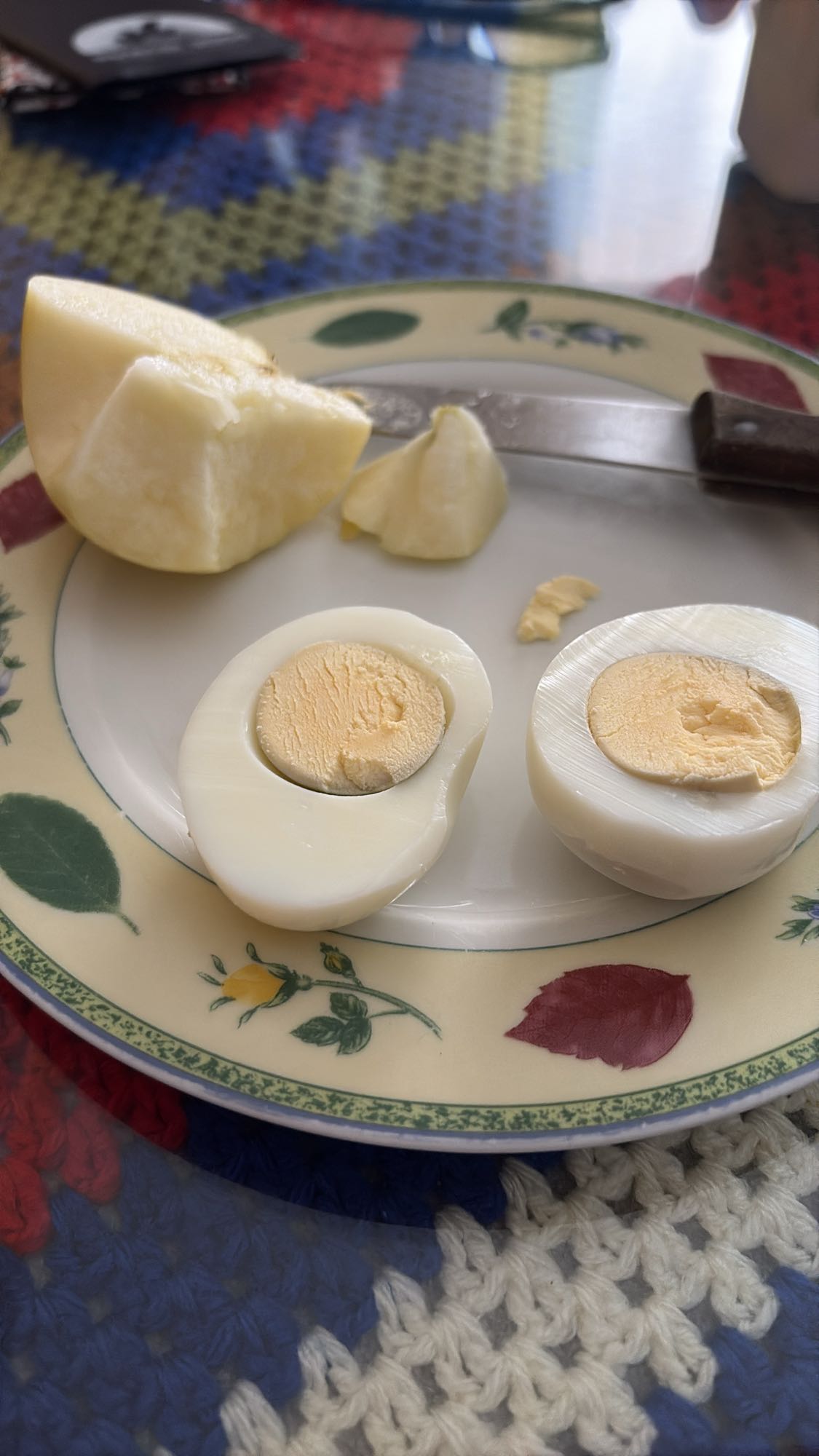 Huevo cocido y manzana