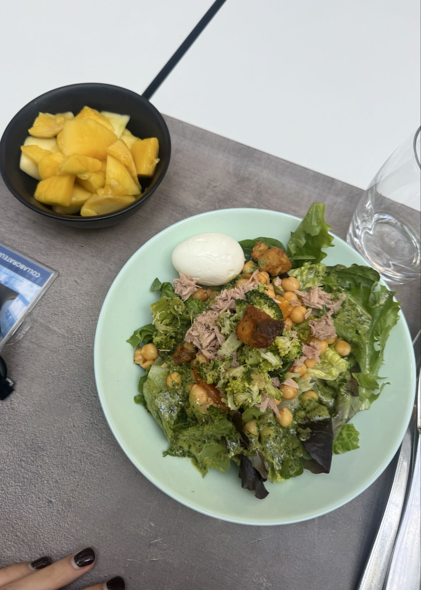 Salade au thon et fruits