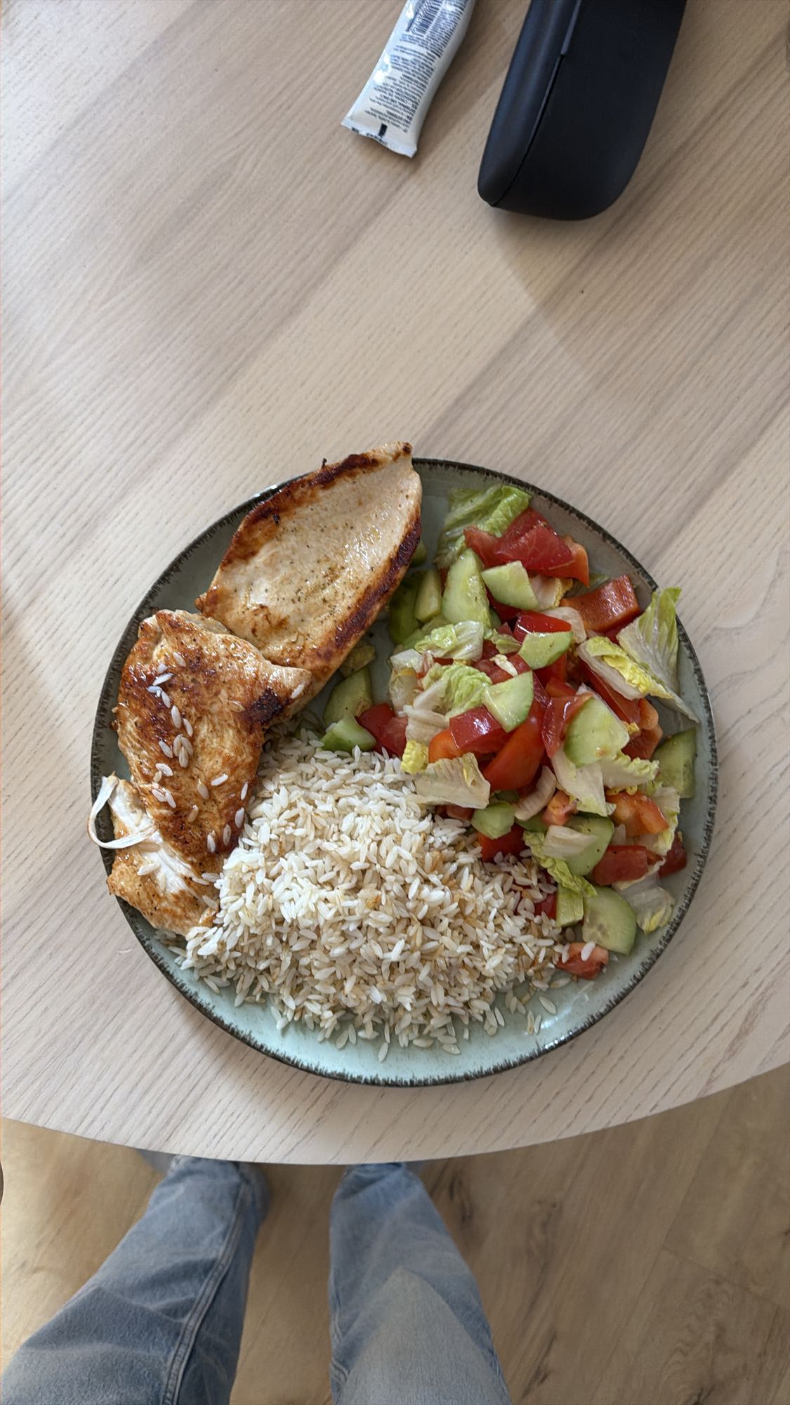 Курица с рисом и салатом