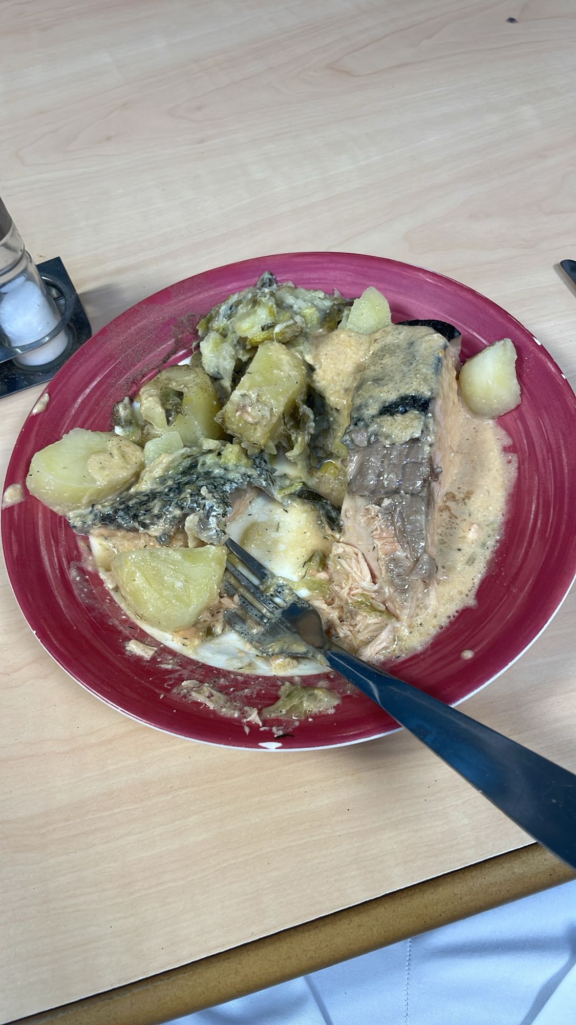 Saumon, pommes de terre et légumes