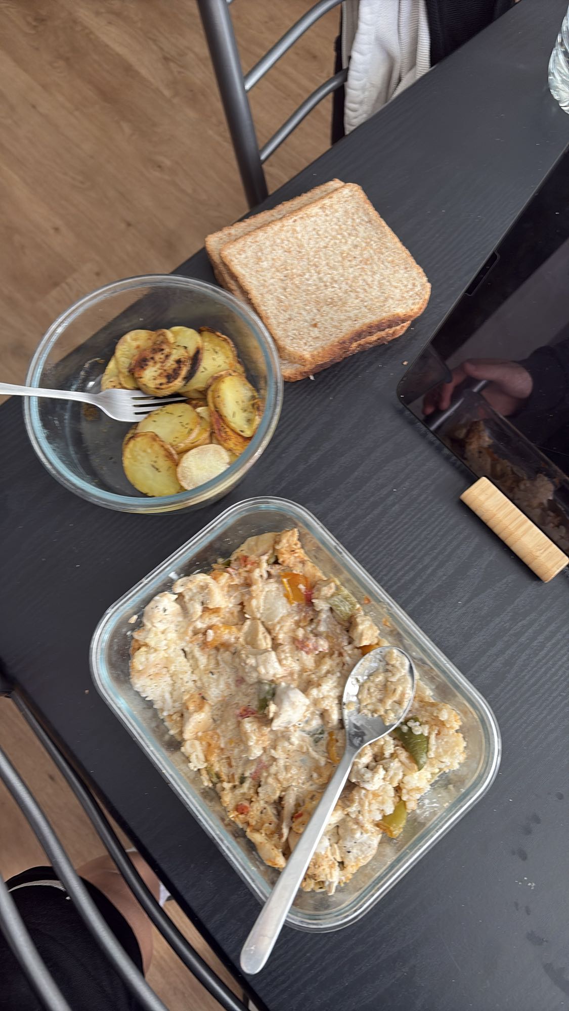 Poulet aux légumes et pain