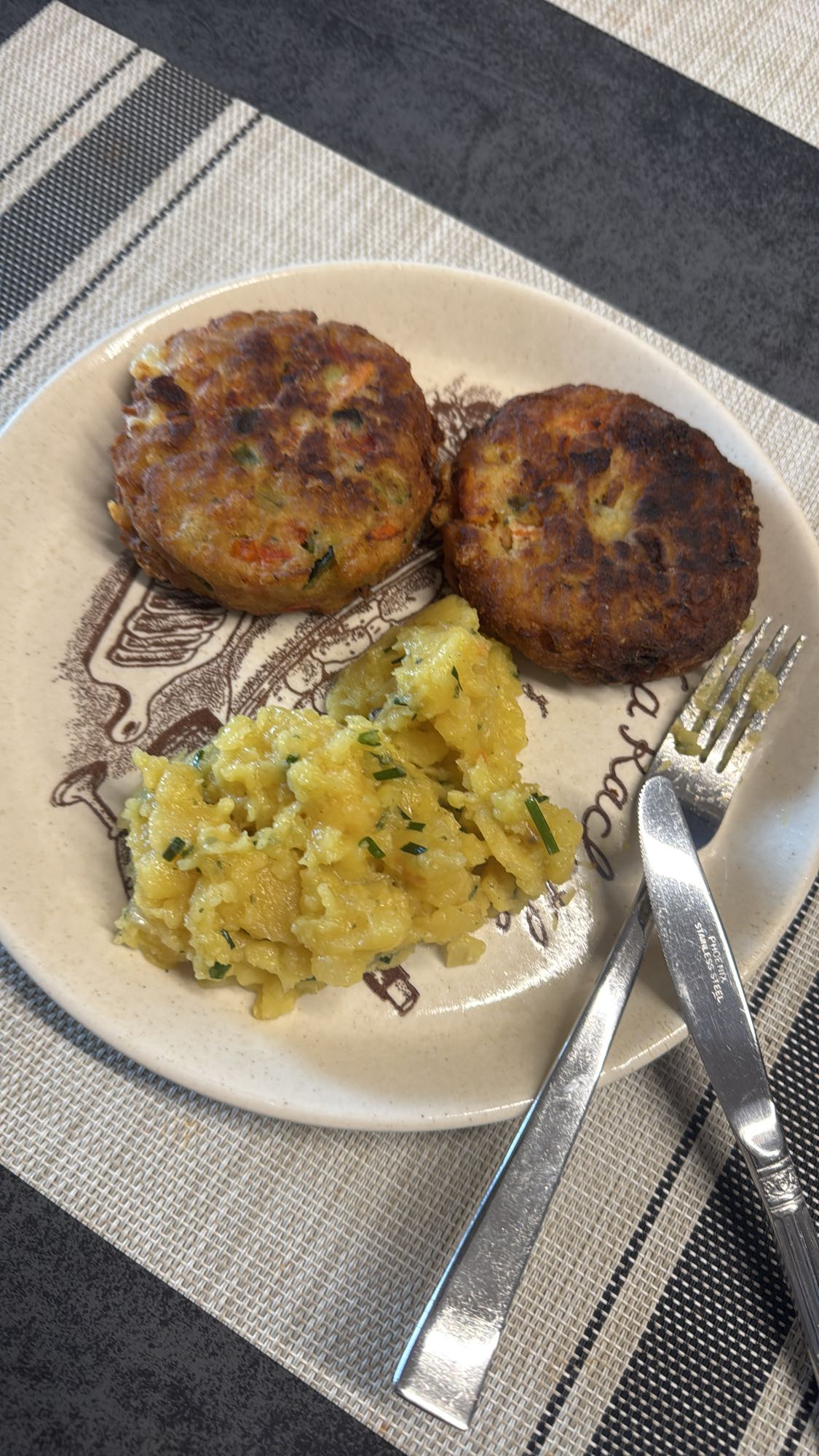 Gemüsepuffer mit Kartoffelsalat