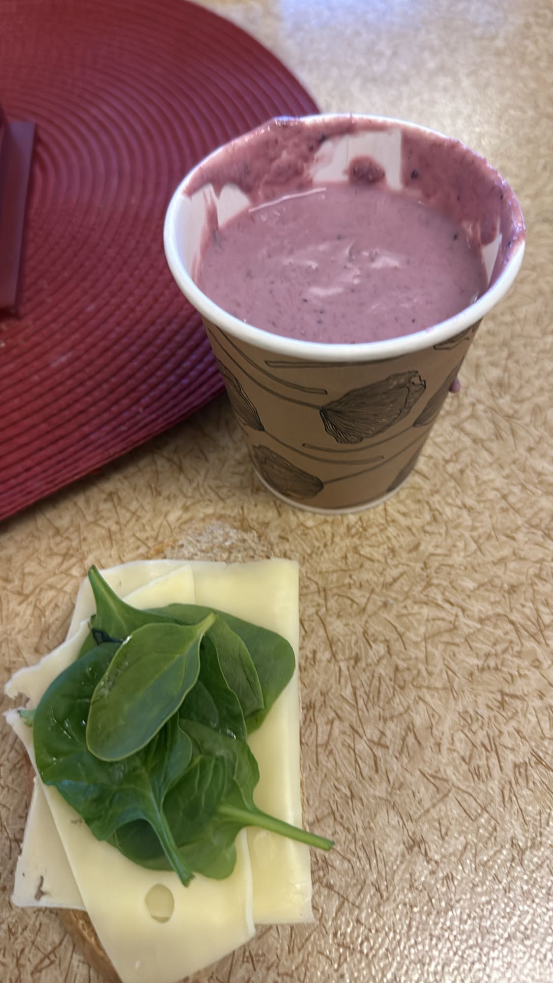 Ostsmörgås & bärsmoothie