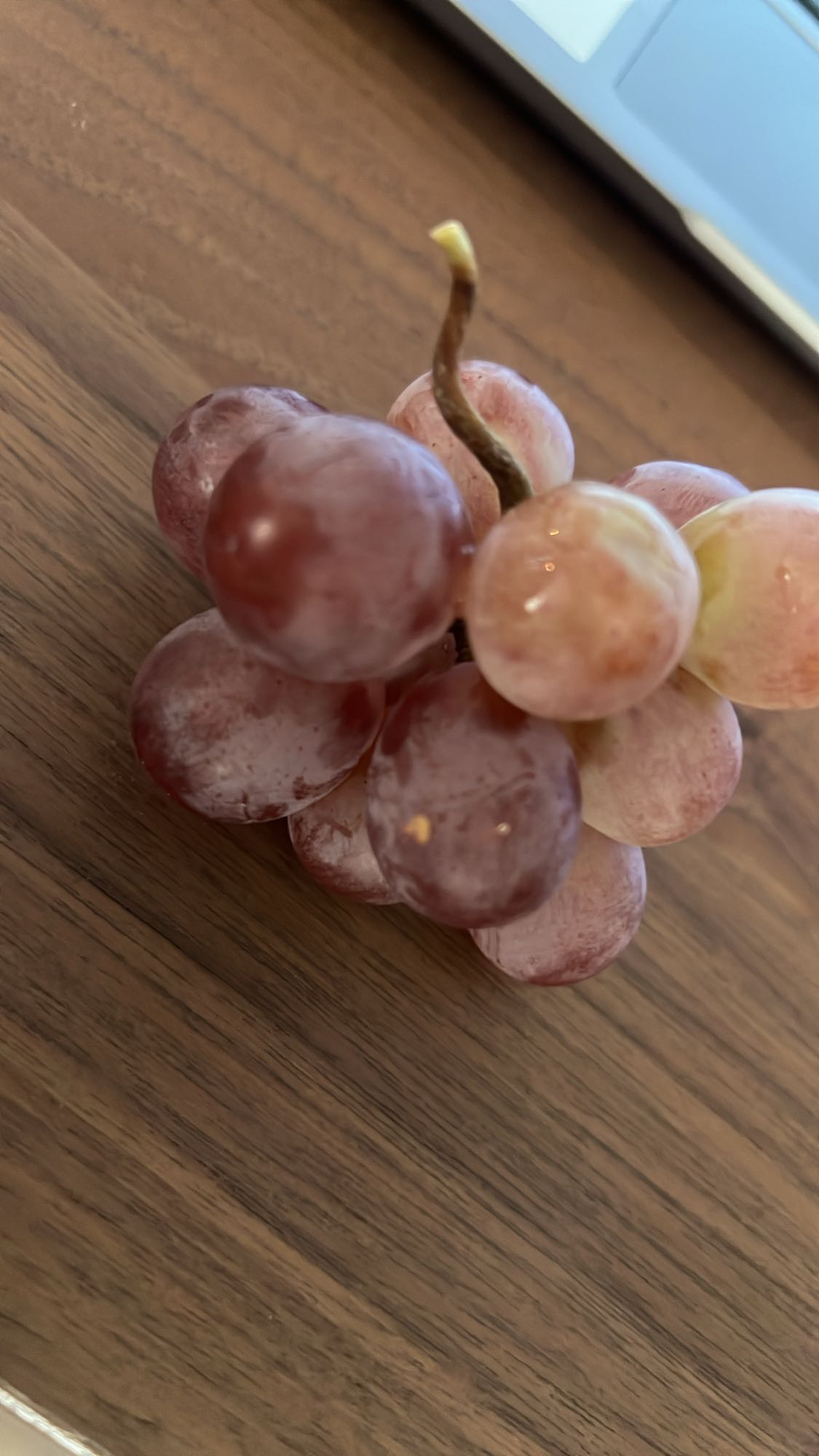 Red grapes snack