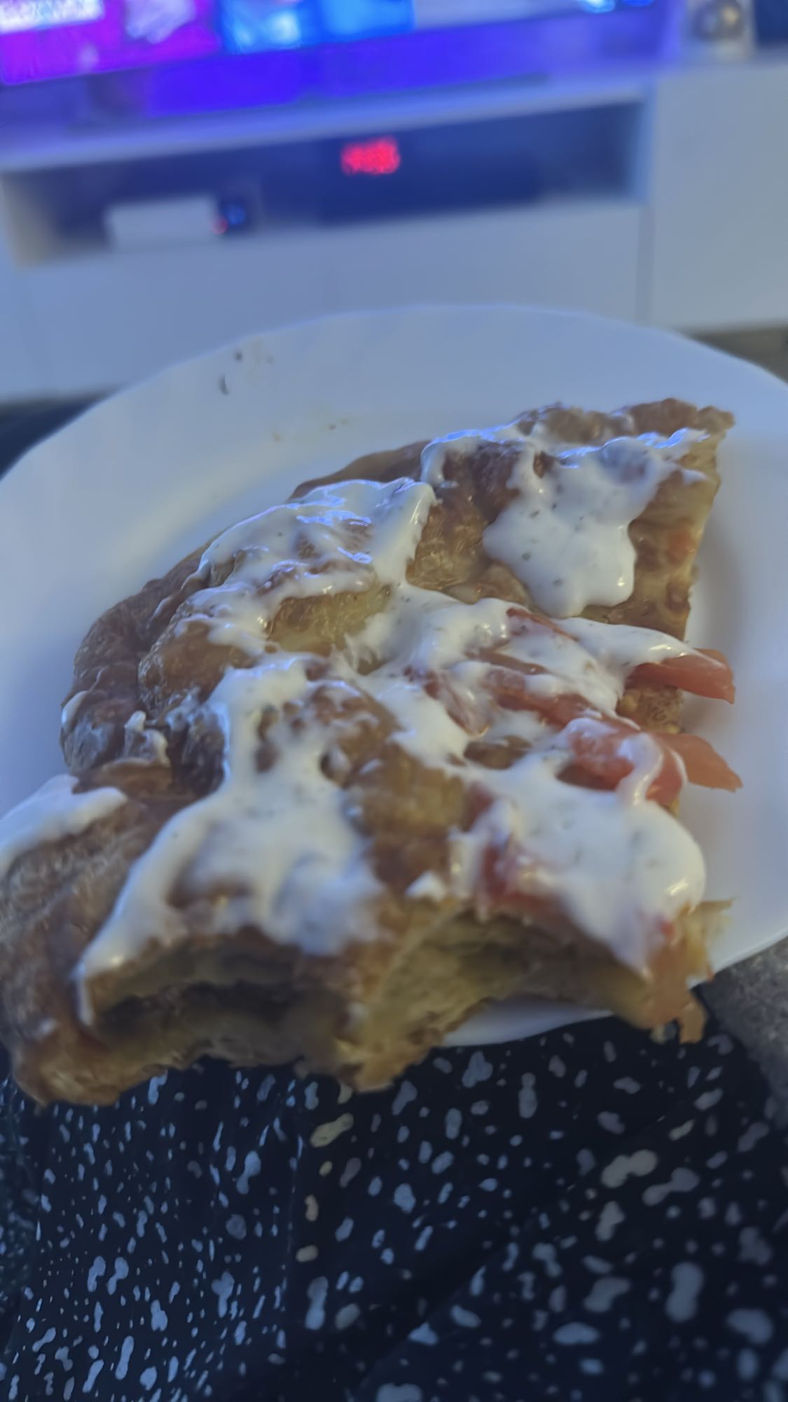 Pizza z sosem czosnkowym