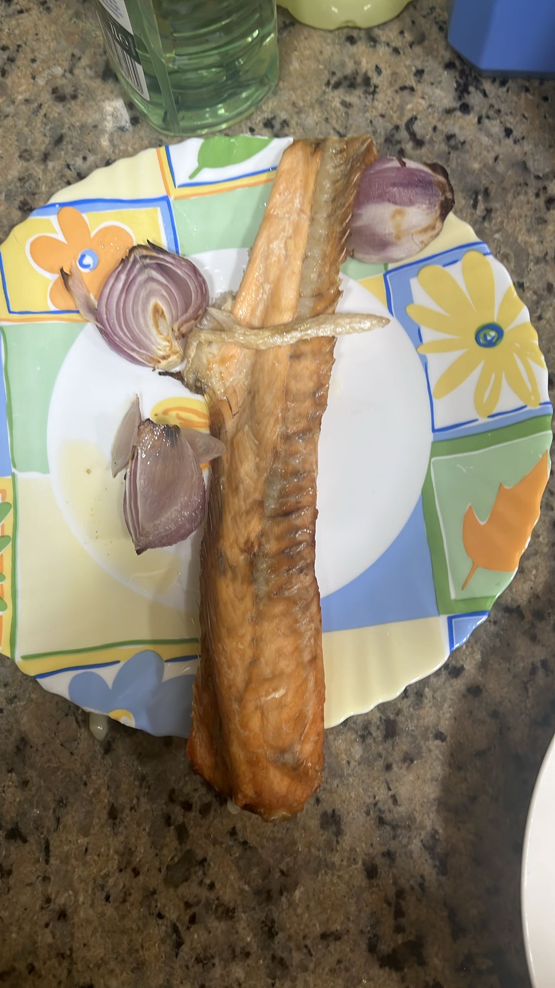 Pescado con cebolla asada