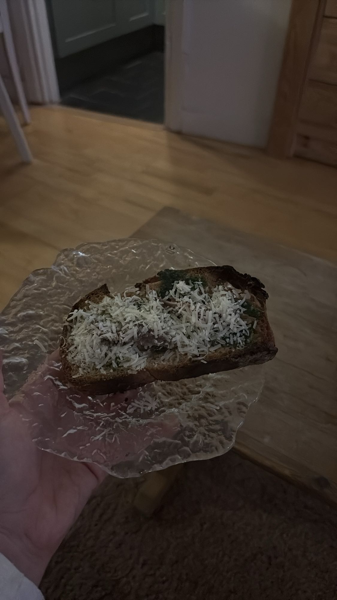 Toast med ost och örter