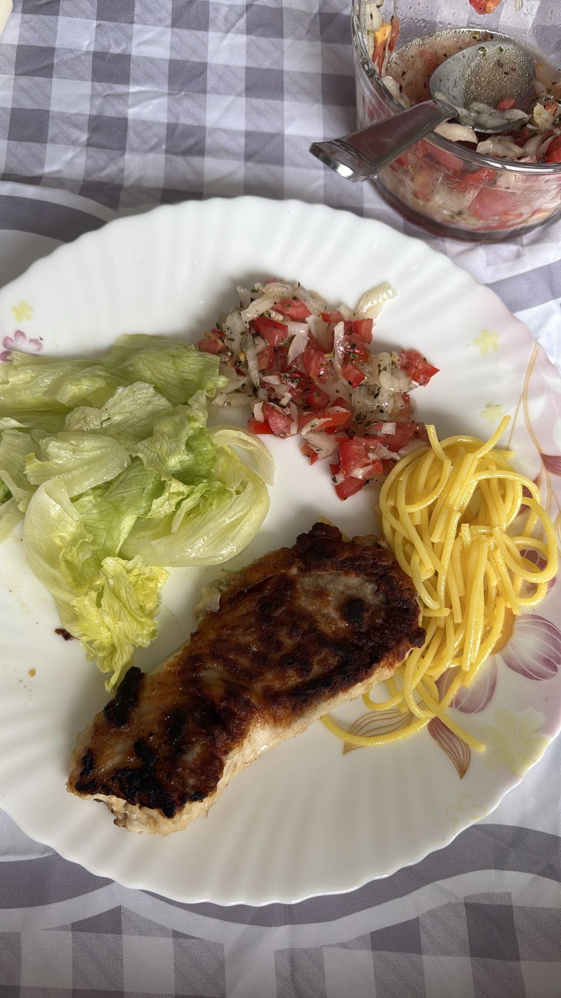 Frango grelhado com salada