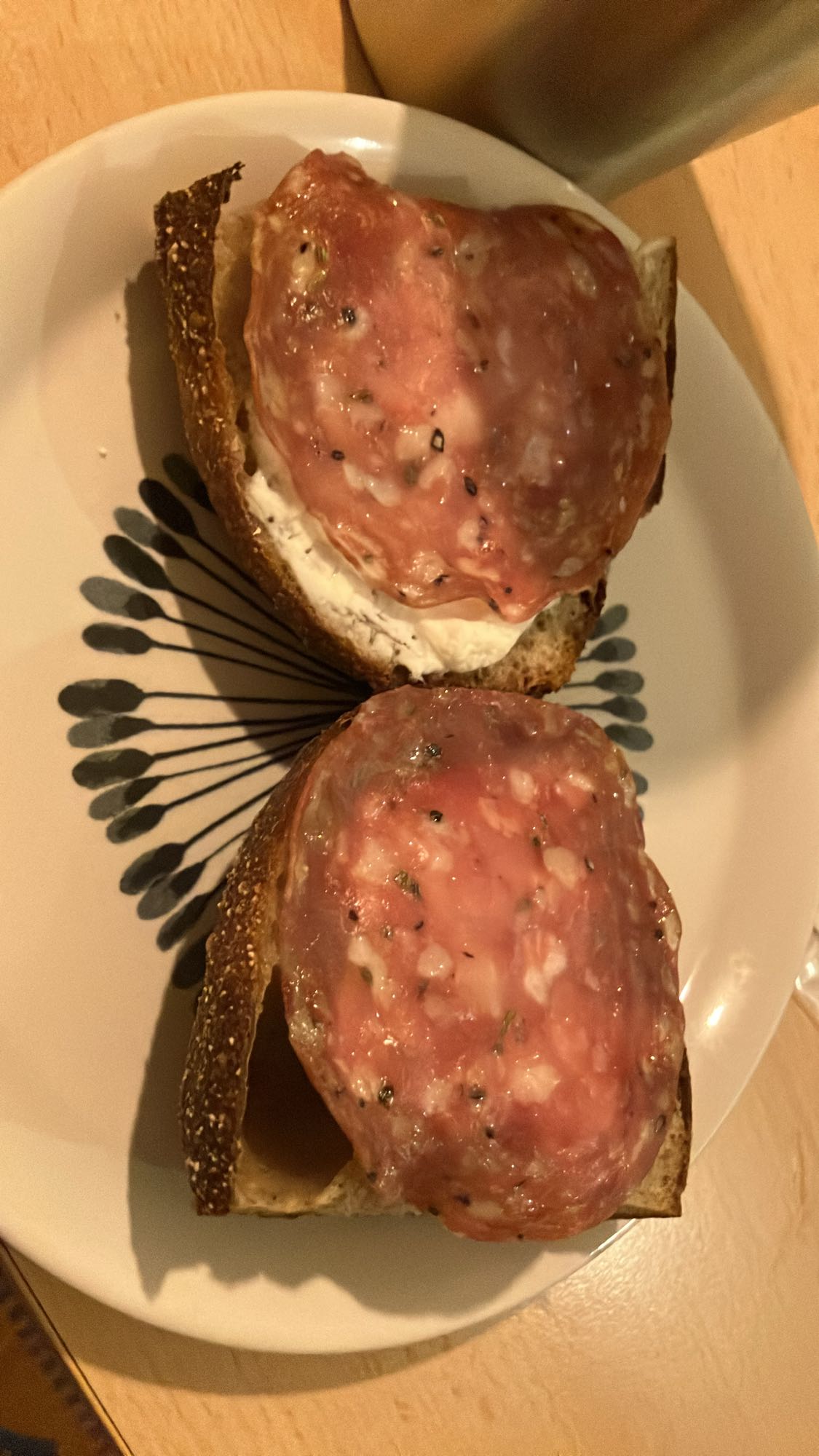 Pão com salame e creme