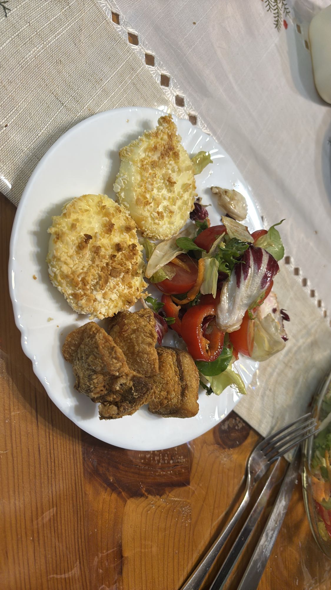 Rántott sajt salátával