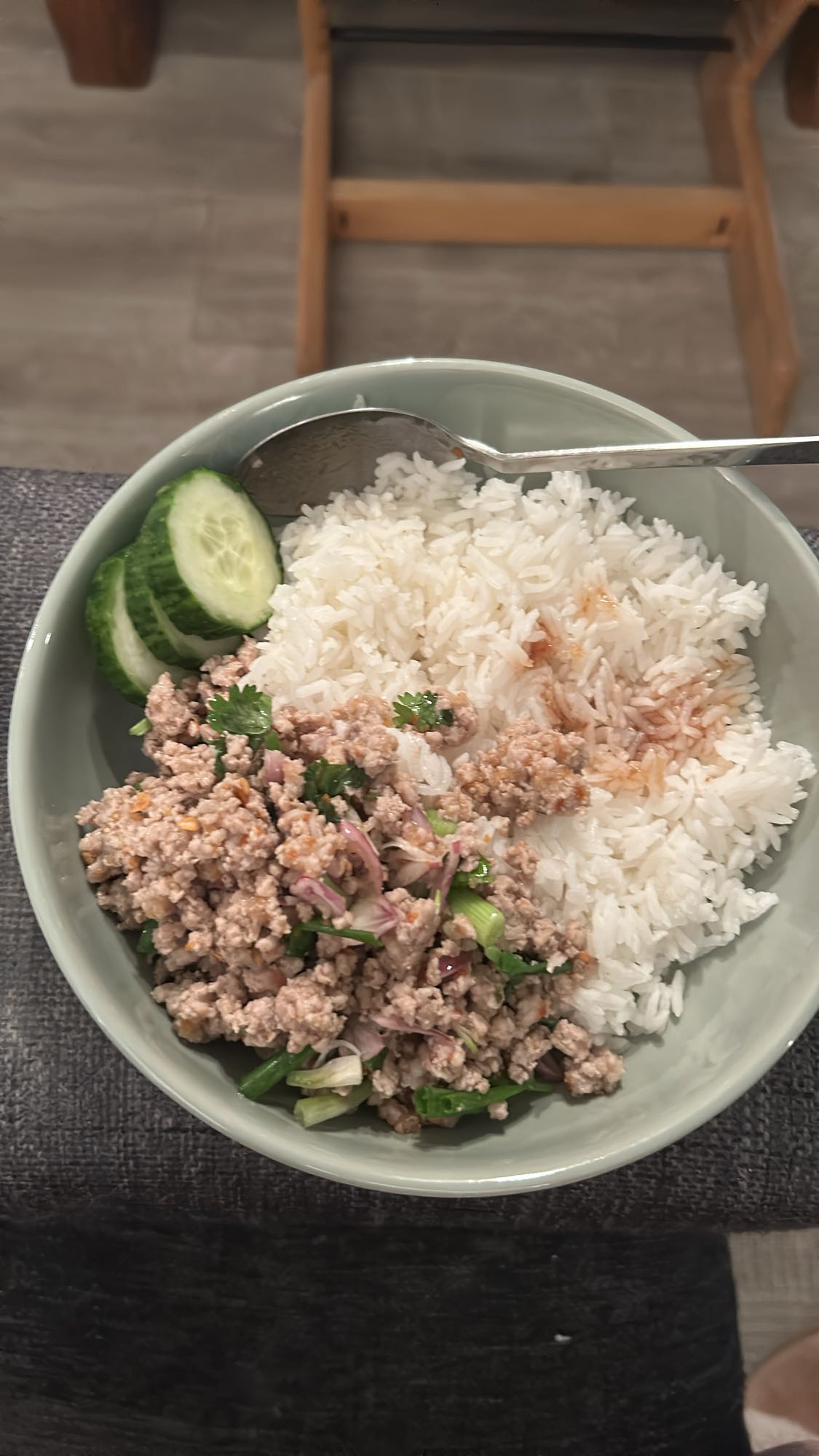 Ris med kjøttdeig og agurk