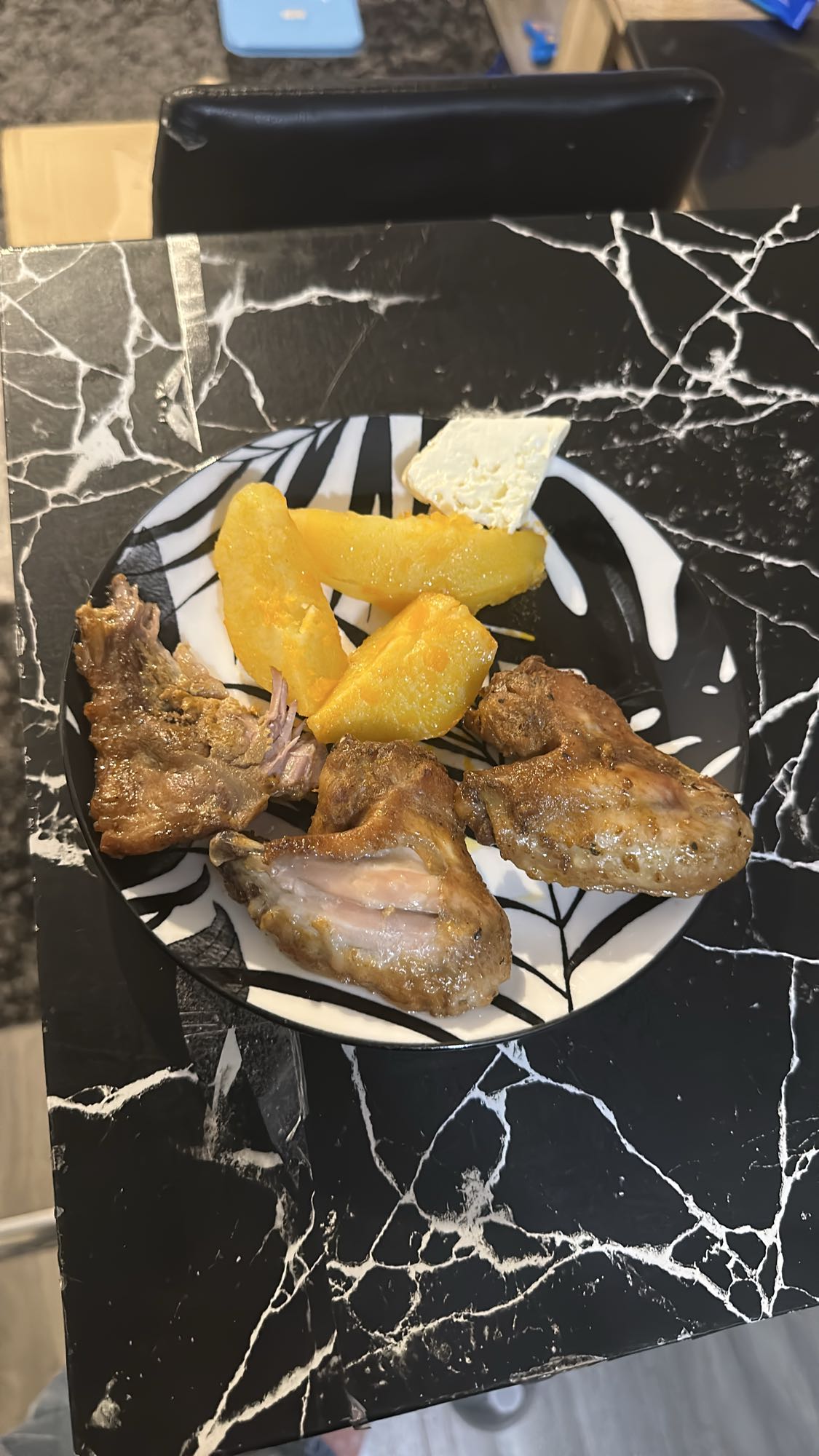 Aripi cu cartofi și brânză