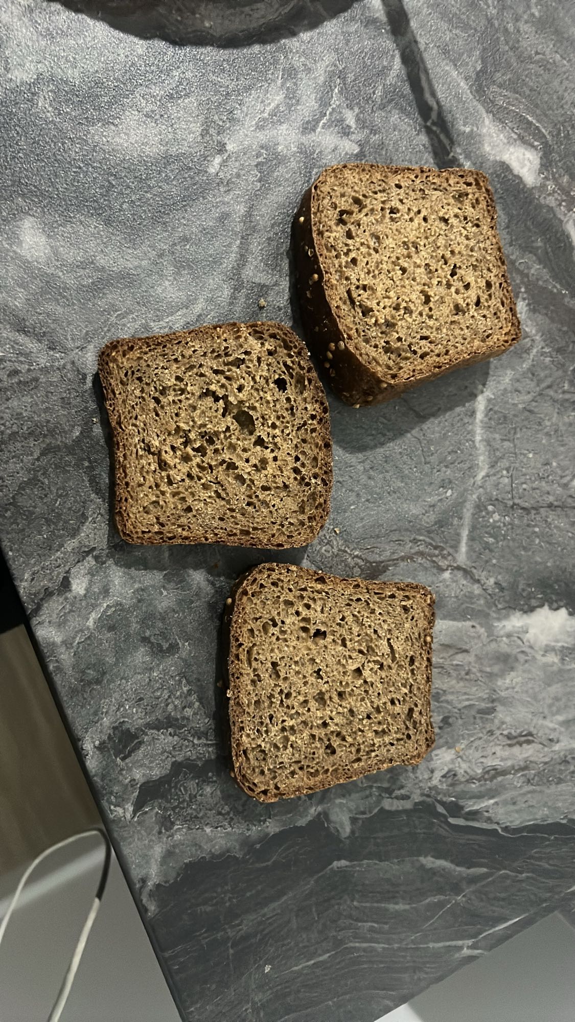 սև հաց կտորներ