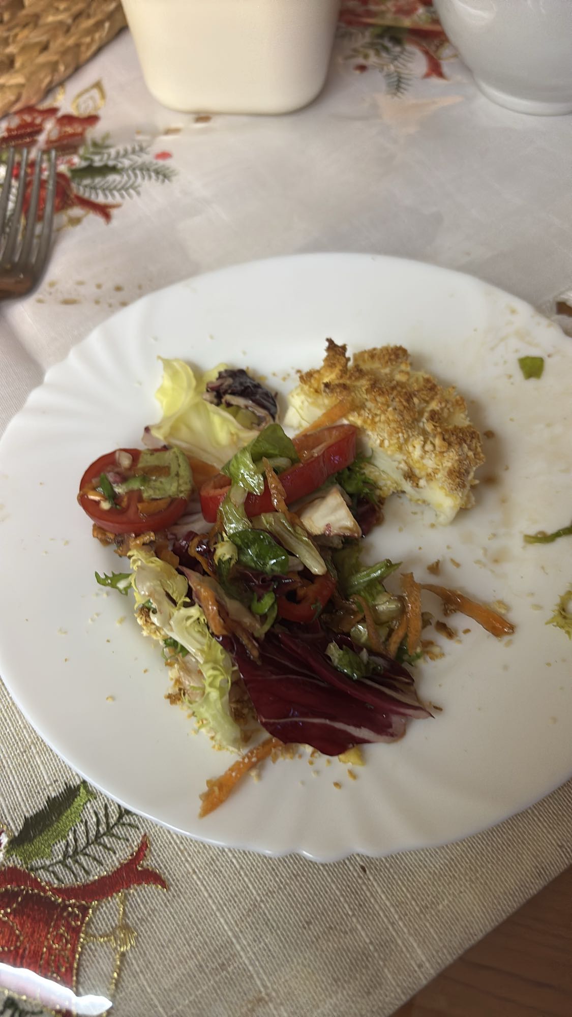 Rántott sajt salátával