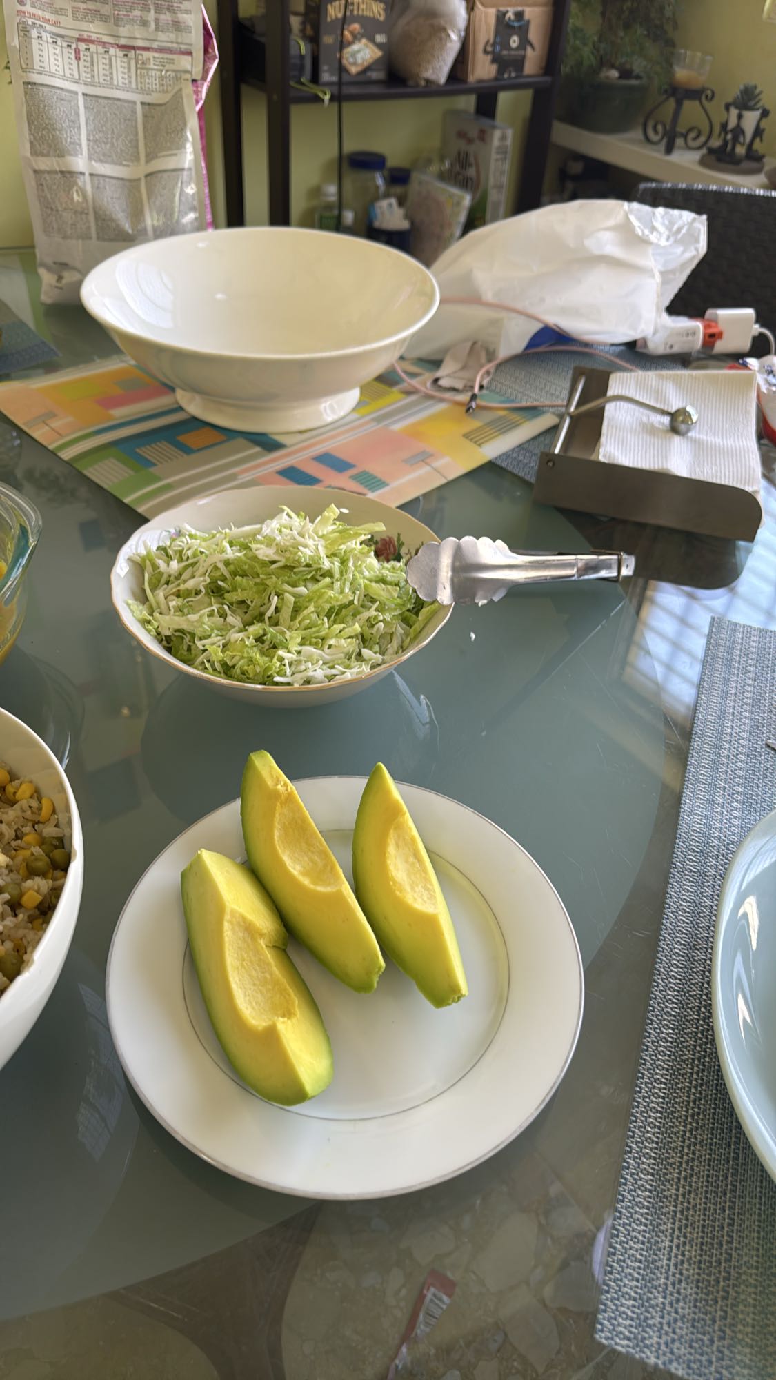 Aguacate y ensalada fresca