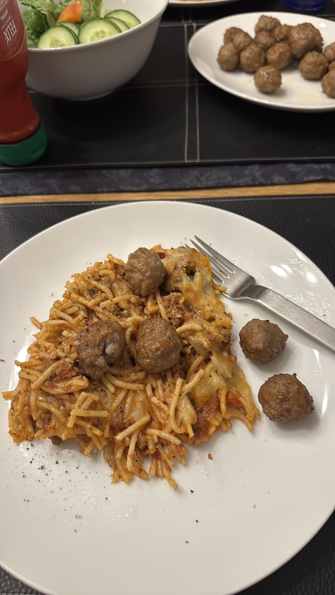 Spagettigratäng med köttbullar