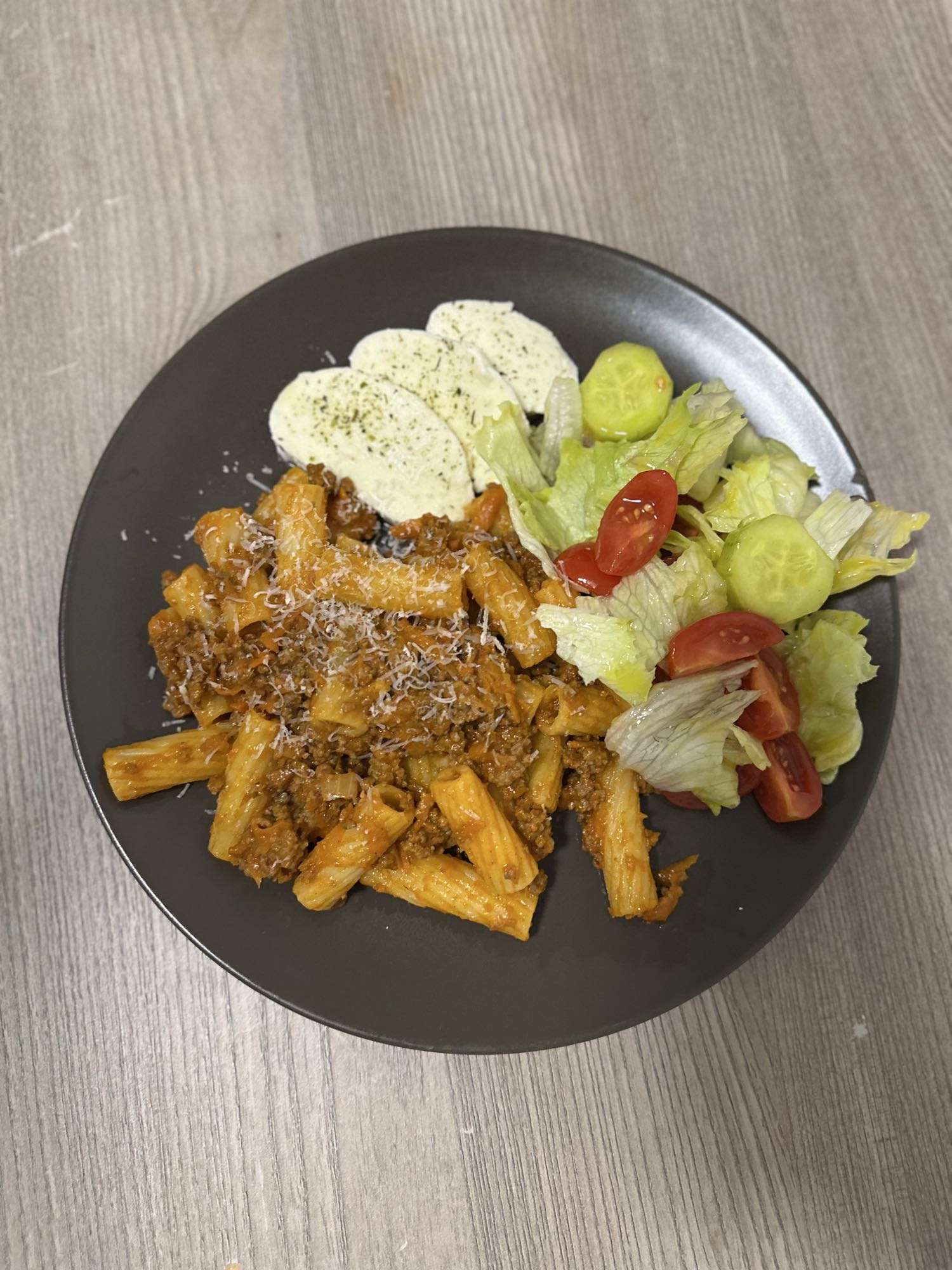 Паста болоньєзе з салатом