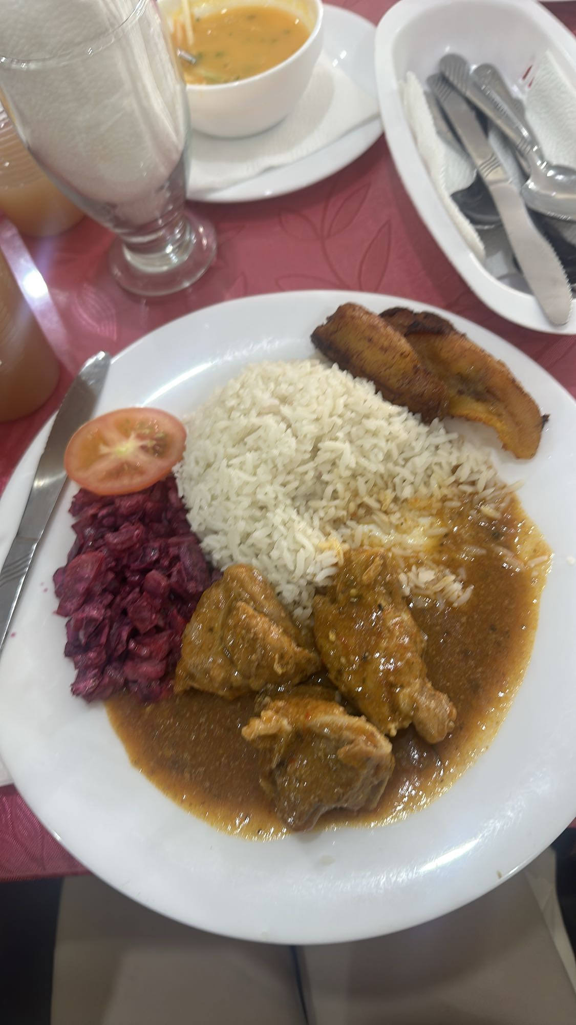 arroz con pollo y plátano