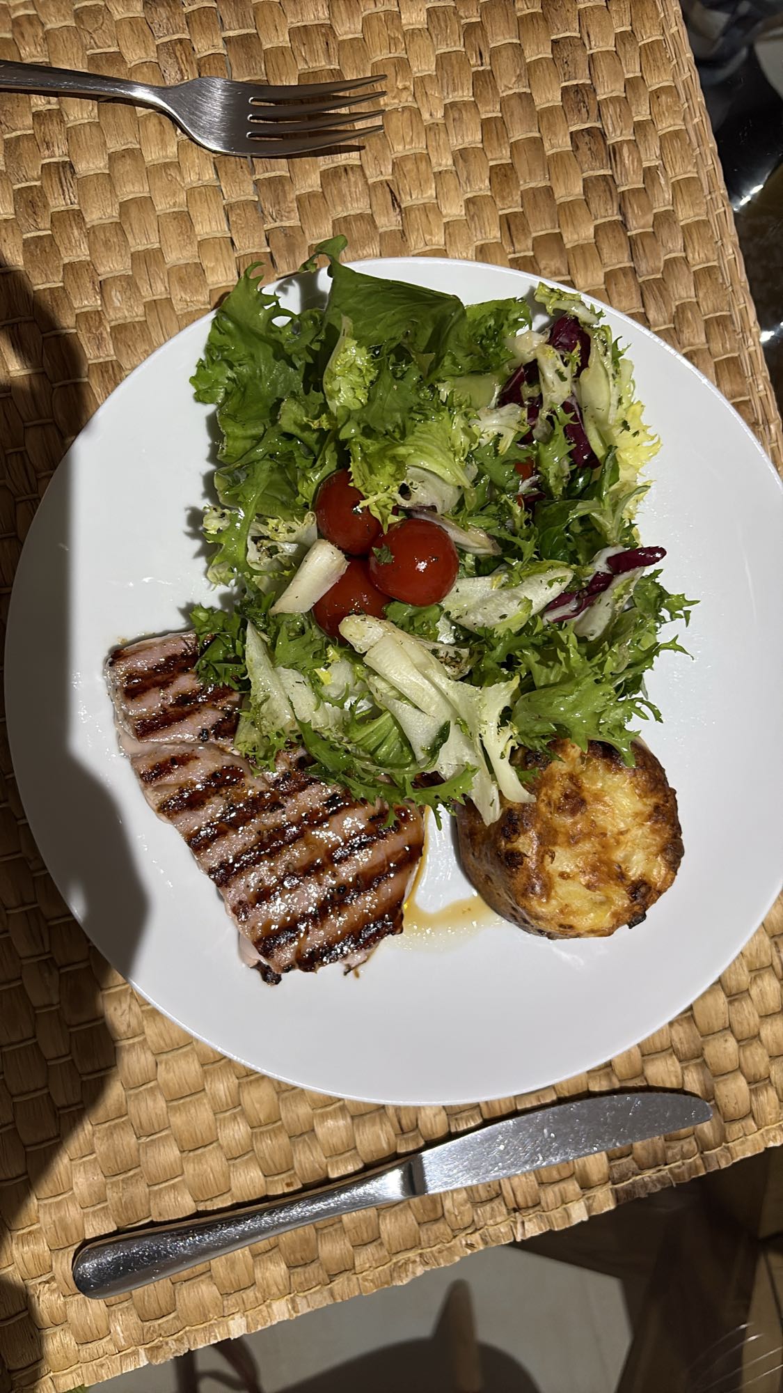 Grilled Tuna with Salad