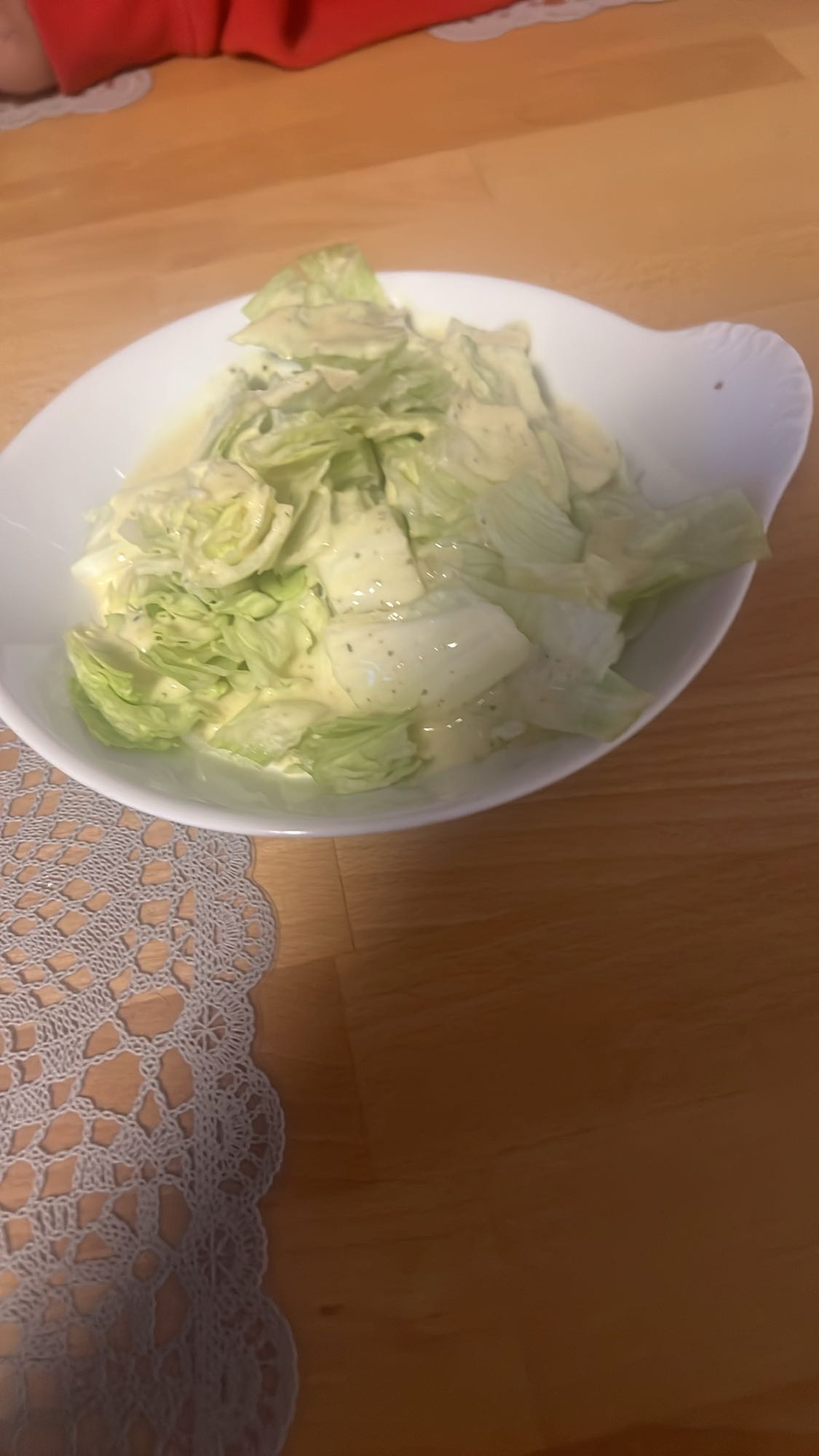 Eisbergsalat mit Dressing