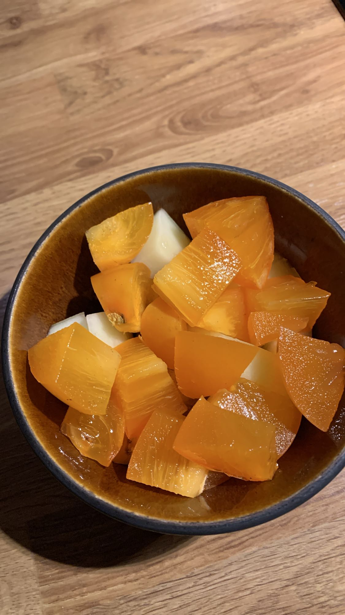 Persimon- och päronsallad