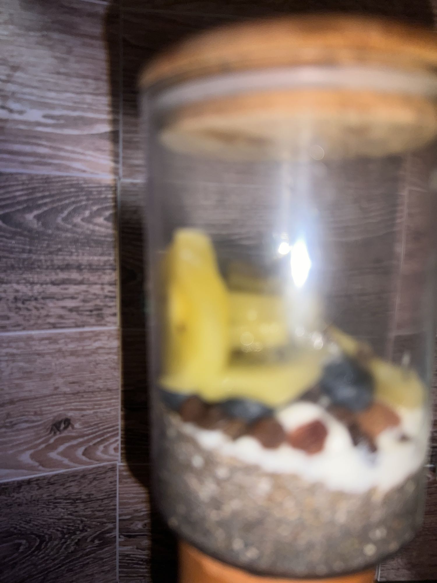 vaso de chía y frutas