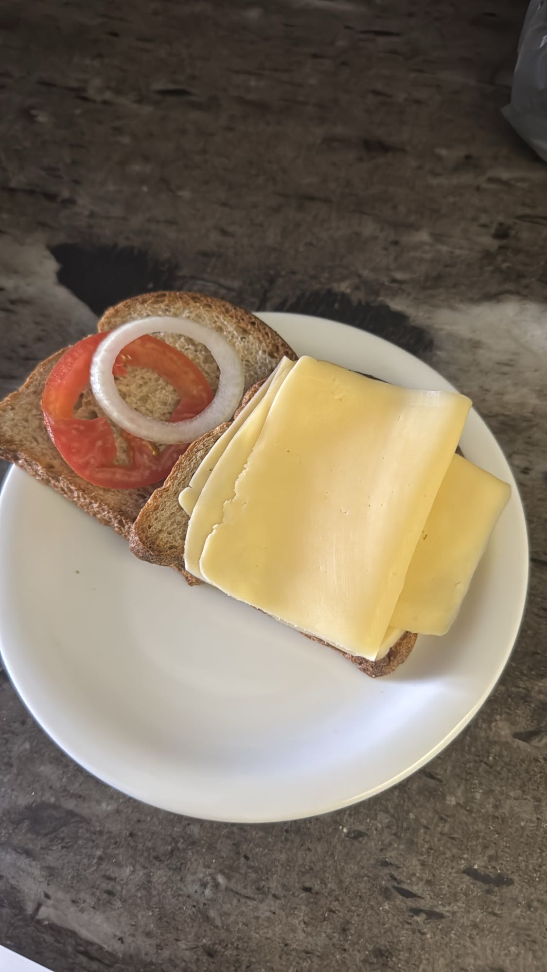 Sanduíche de queijo e tomate