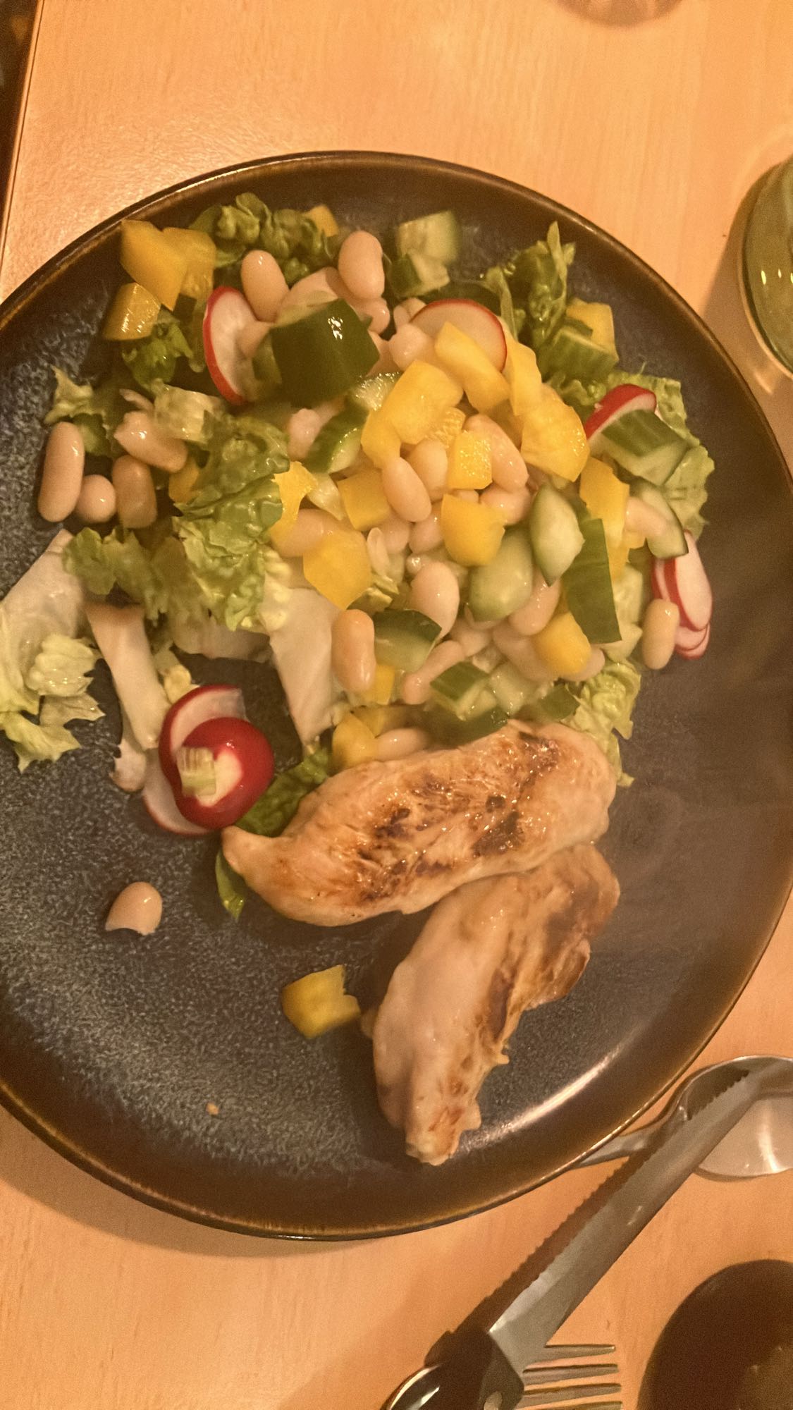 Salada com frango grelhado e sobremesas