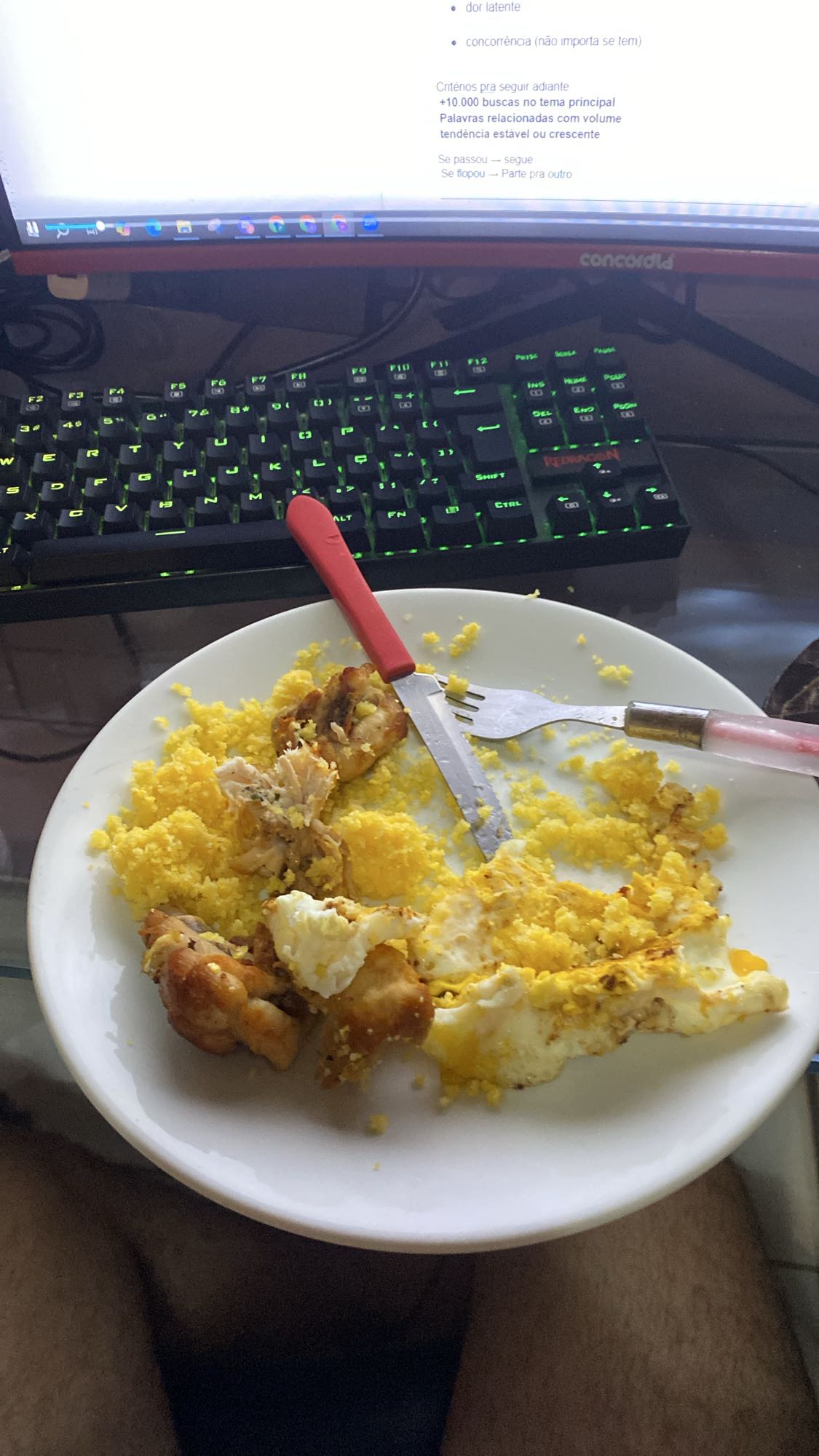 Frango, ovo e farofa