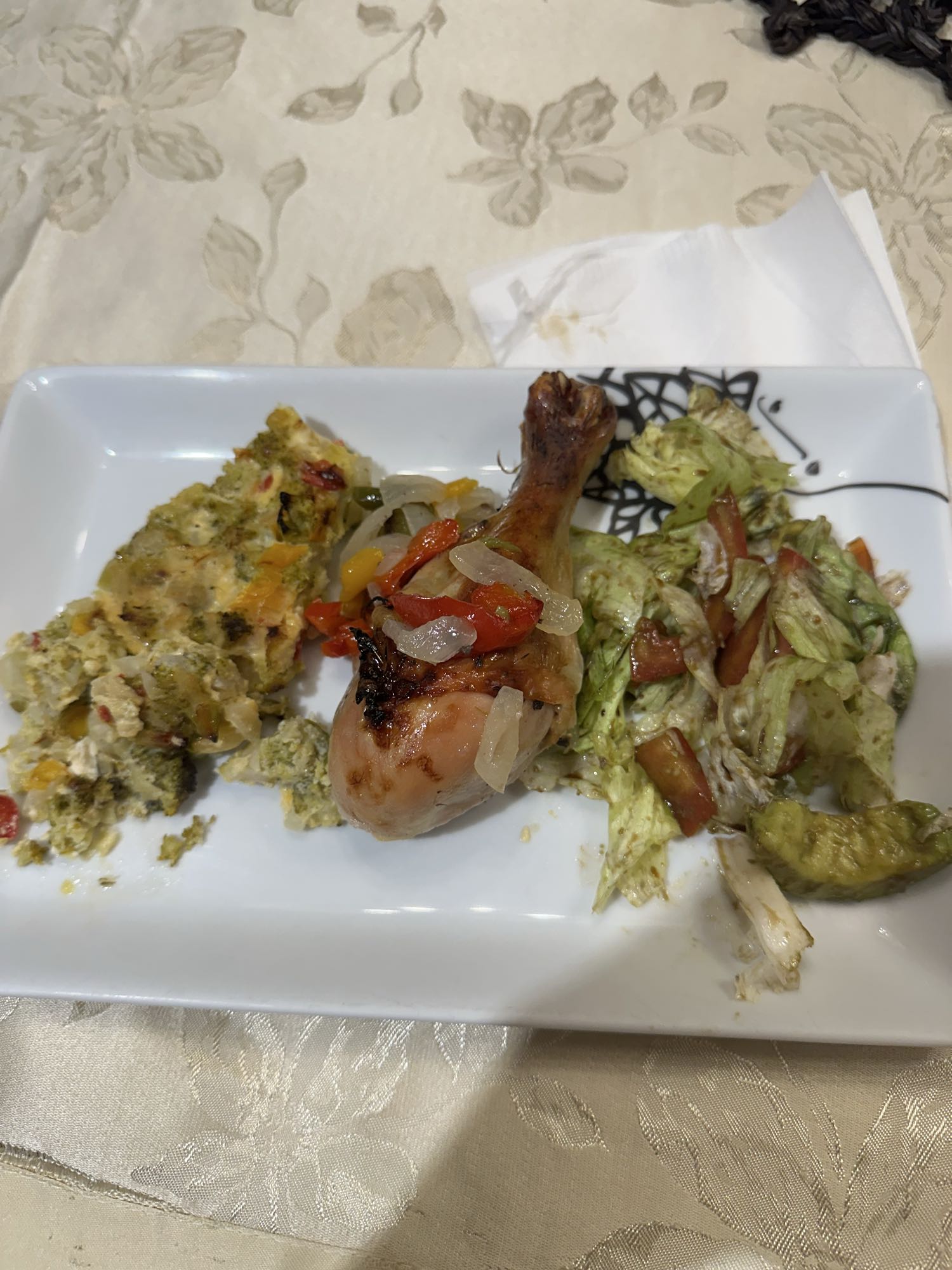 Pollo con ensalada y guiso