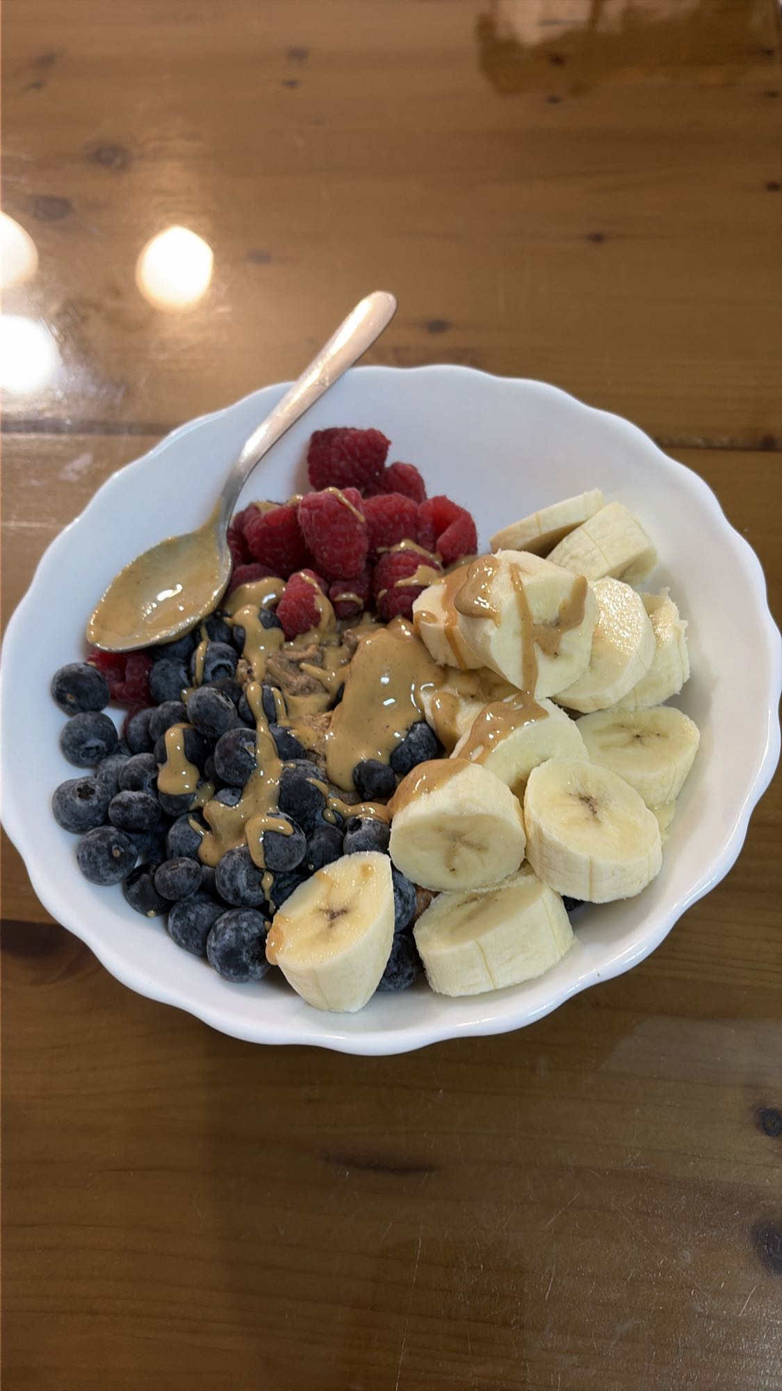 Terci de ovăz cu fructe, proteine și unt de arahide