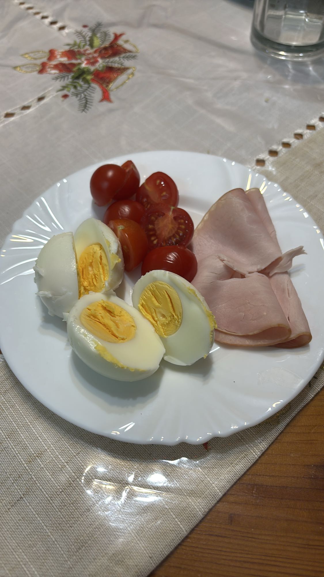 Tojás sonkával és paradicsommal