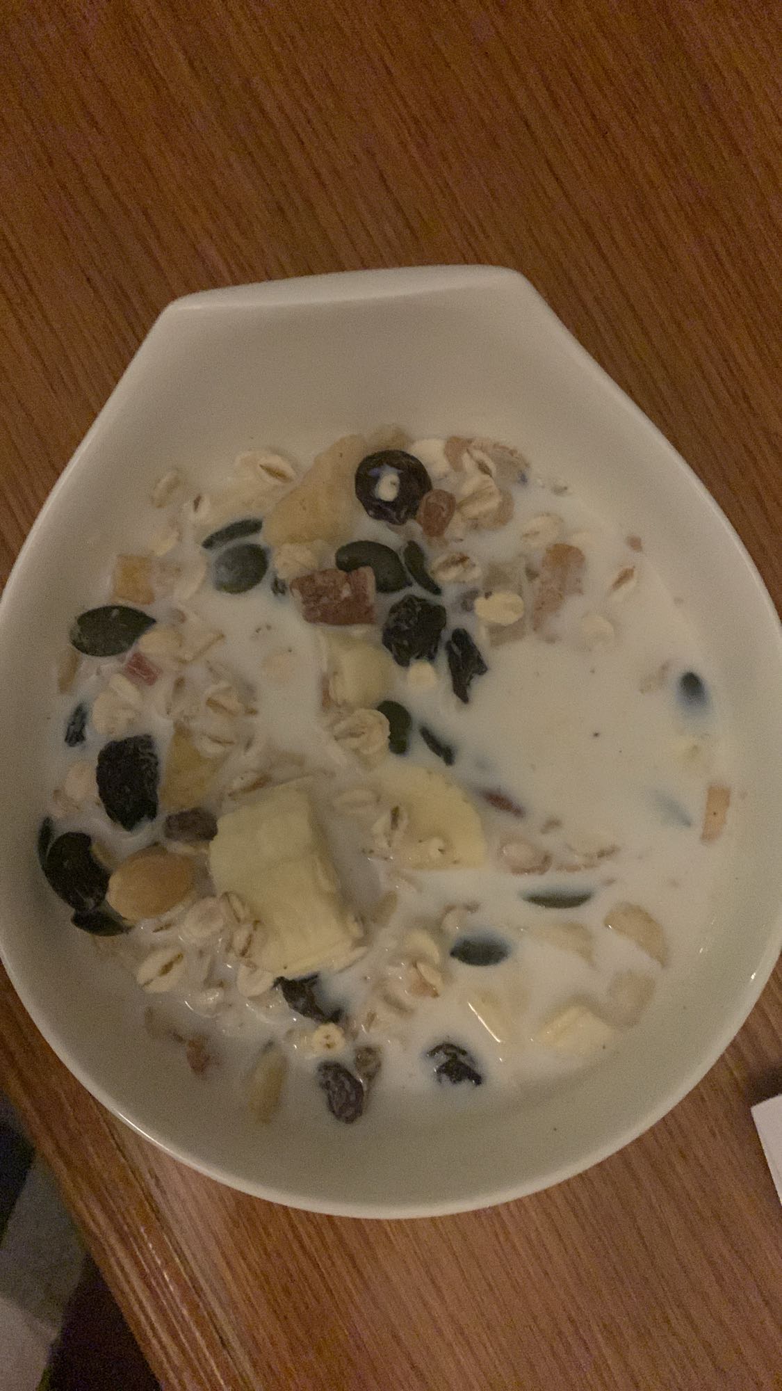 mleko z musli i owocami