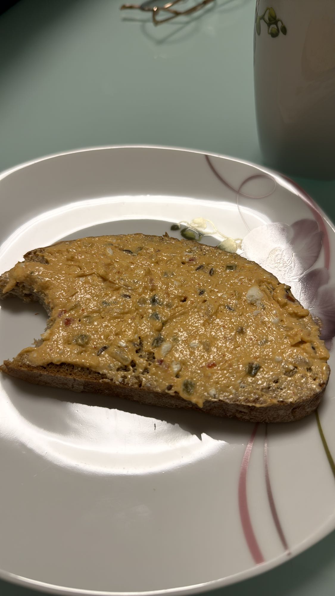Brot mit Paprika-Aufstrich