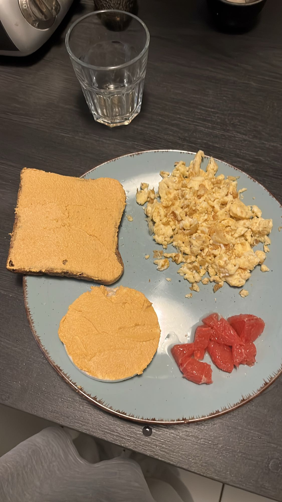 Ontbijtbord met ei en toast